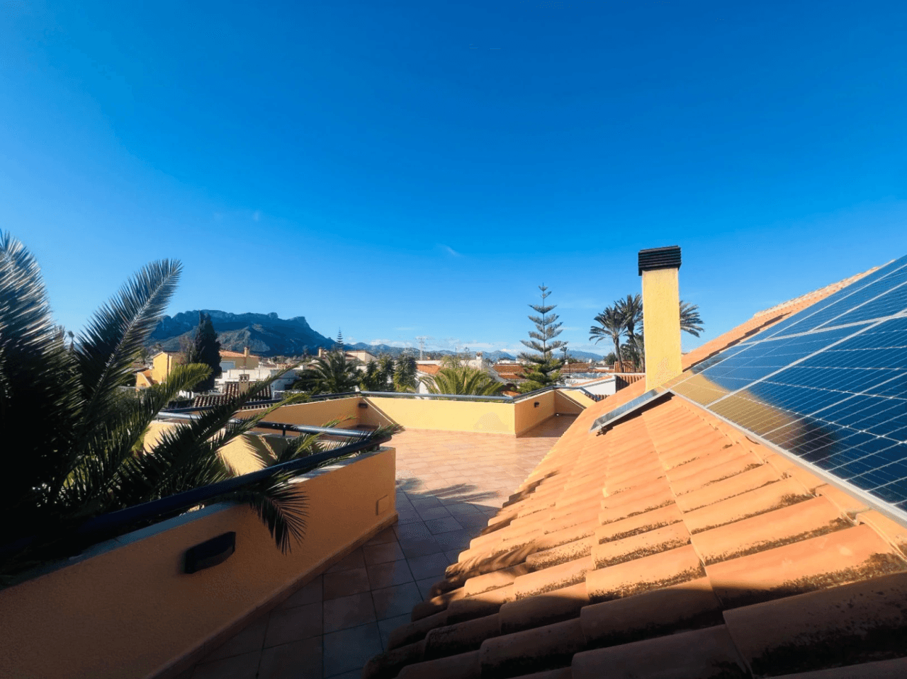 Ruime villa op een vlak, zonnig perceel naast de zee te koop in Els Poblets, Denia, Costa Blanca