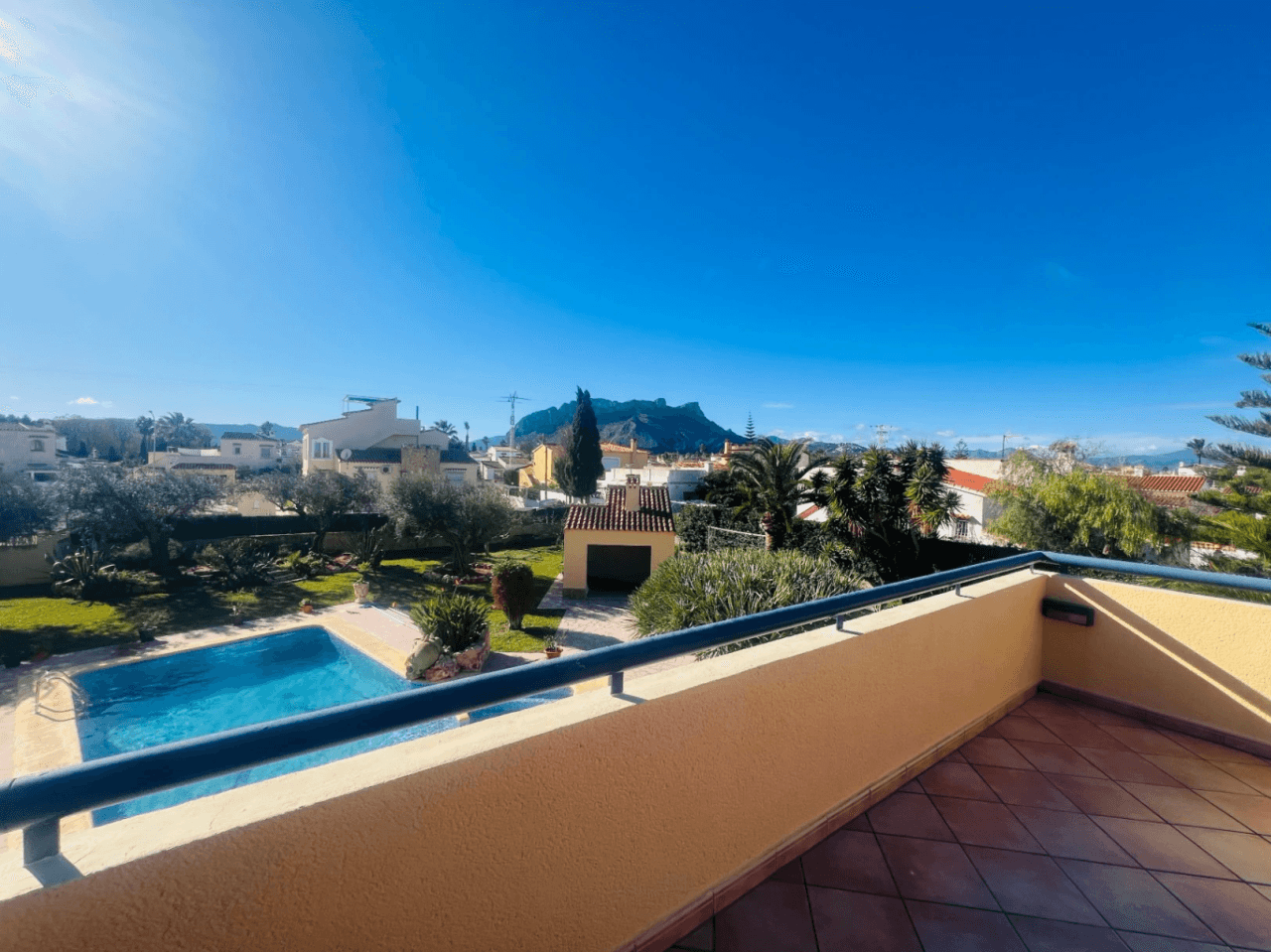 Ruime villa op een vlak, zonnig perceel naast de zee te koop in Els Poblets, Denia, Costa Blanca