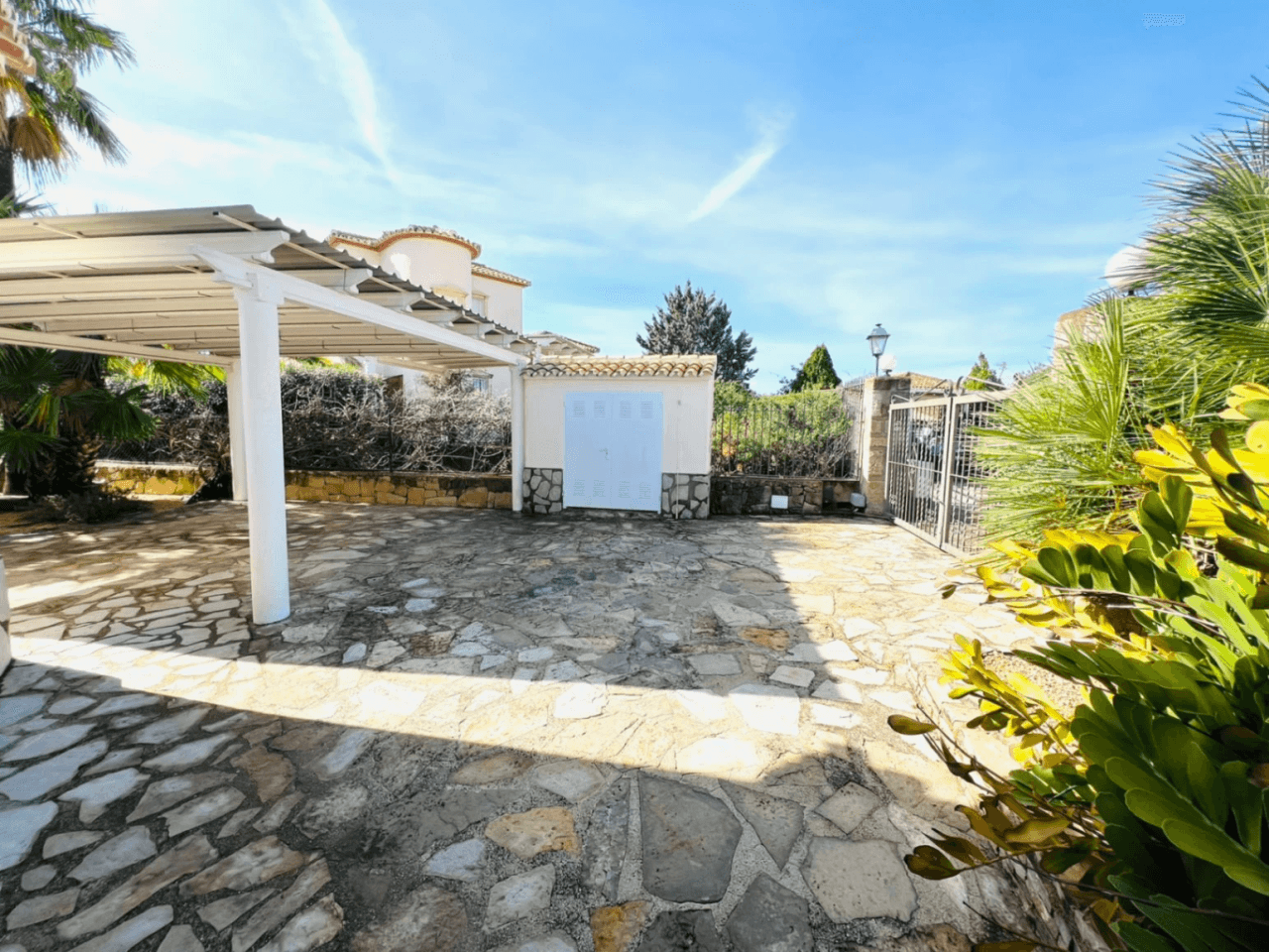 Exceptional 6-Bedroom Villa in La Sella – A Versatile Investment with 2-in-1 Living for sale in La Sella Golf Resort, Pedreguer, Costa Blanca