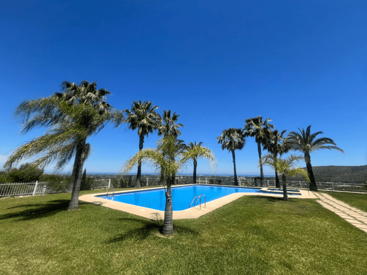 Superbe penthouse avec grande terrasse et vues imprenables à vendre à La Sella Golf, Pedreguer, Costa Blanca.