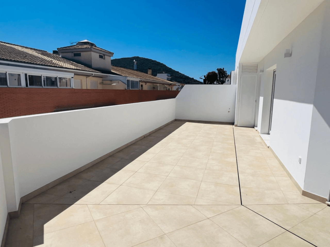 Fantastische, gemeubileerde penthouse te huur voor lange termijn in La Xara, Denia, Costa Blanca.