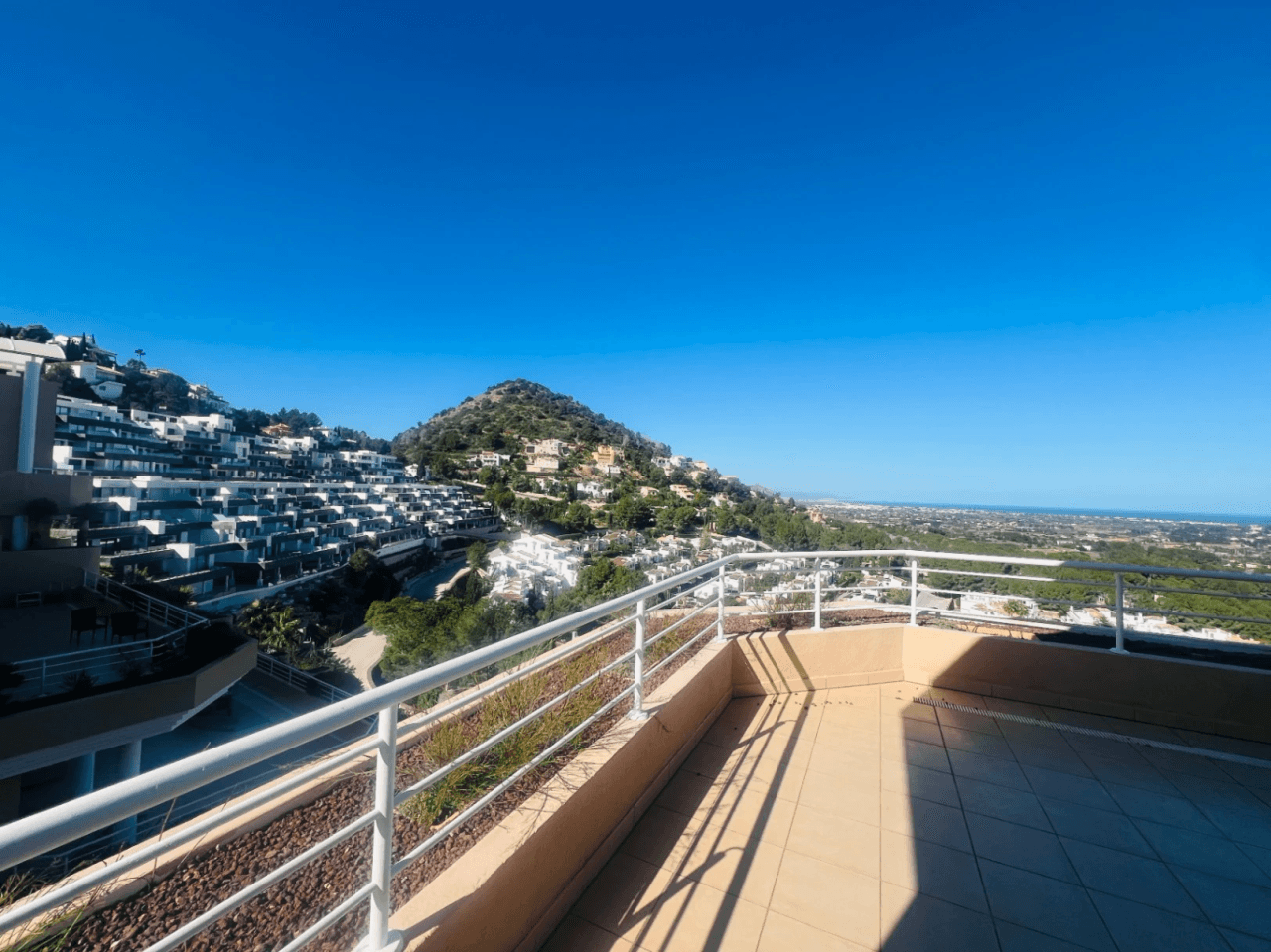 Superbe penthouse avec grande terrasse et vues imprenables à vendre à La Sella Golf, Pedreguer, Costa Blanca.