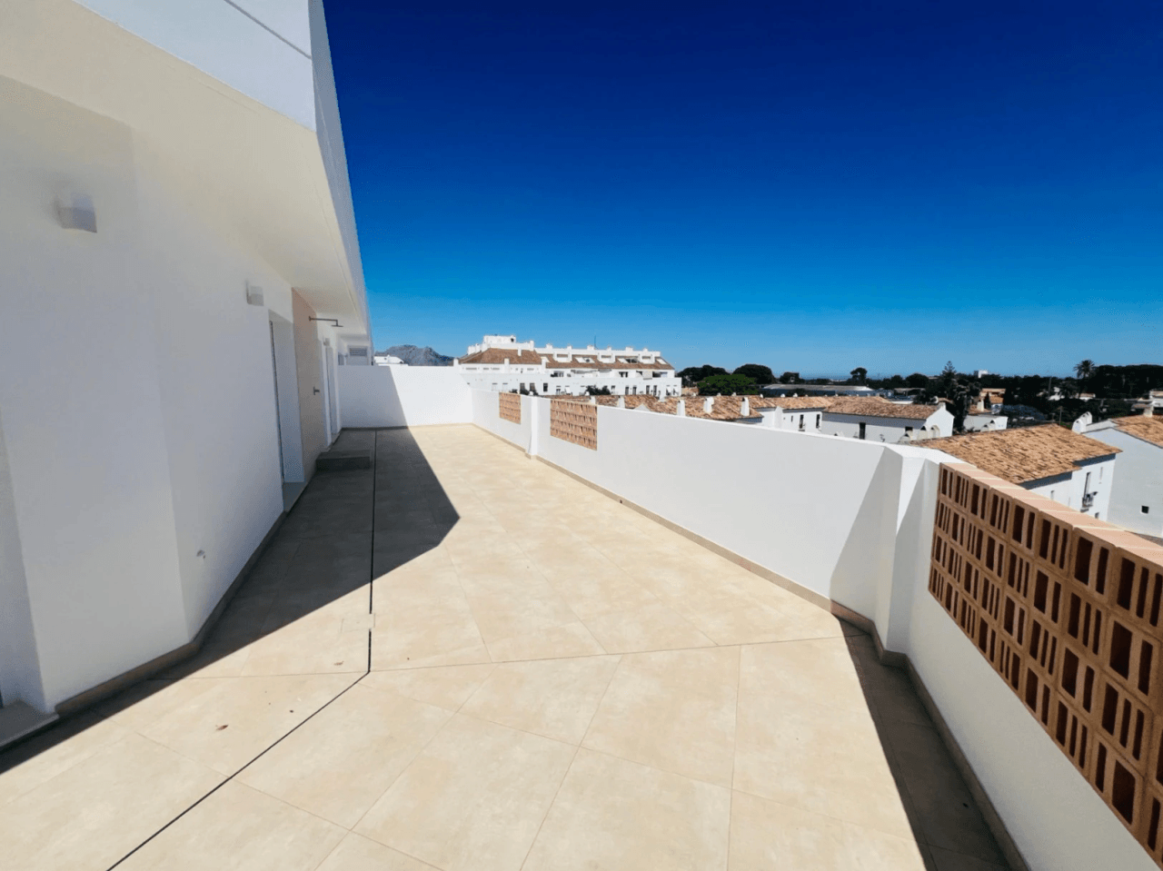Fantástico ático sin amueblar de reciente construcción se alquila a largo plazo en La Xara, Denia, Costa Blanca.