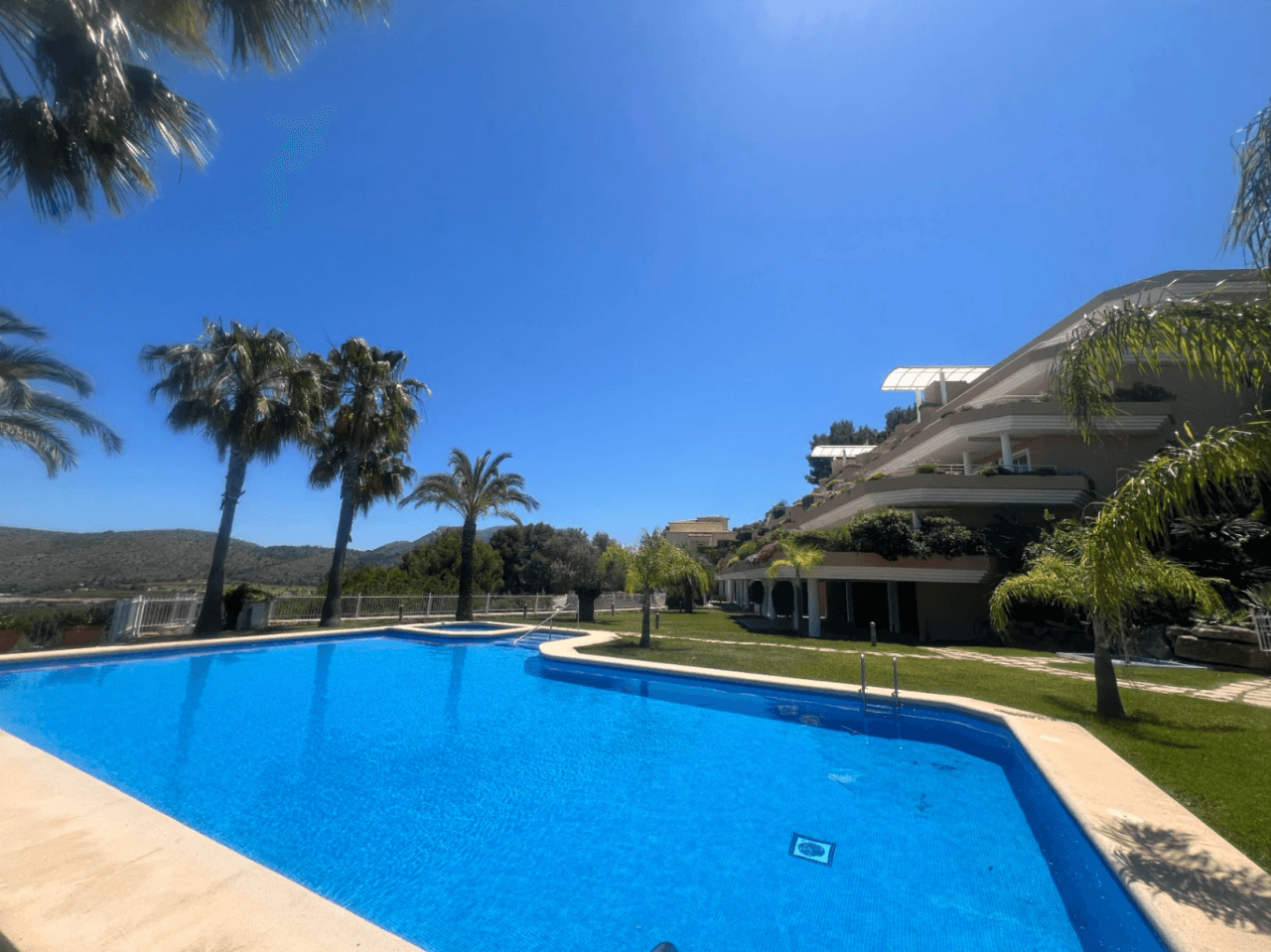 Superbe penthouse avec grande terrasse et vues imprenables à vendre à La Sella Golf, Pedreguer, Costa Blanca.