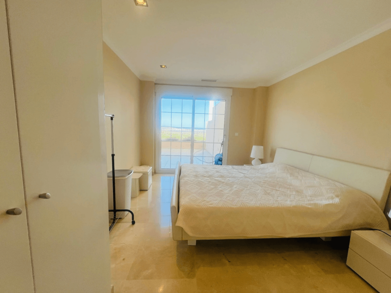 Superbe penthouse avec grande terrasse et vues imprenables à vendre à La Sella Golf, Pedreguer, Costa Blanca.