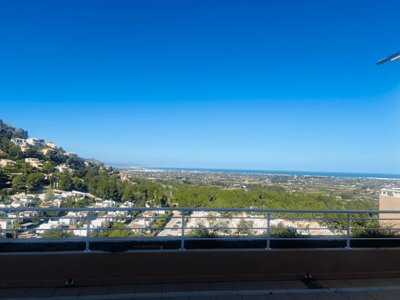 Superbe penthouse avec grande terrasse et vues imprenables à vendre à La Sella Golf, Pedreguer, Costa Blanca.