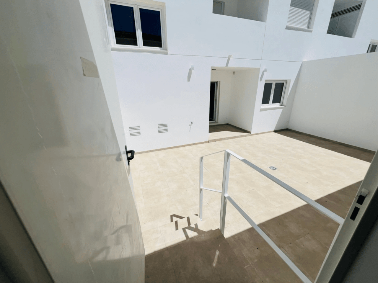 Fantastisch nieuw gebouwde appartement op de begane grond met een ruime patio-terras op het zuiden voor langdurige verhuur in La Xara, Denia, Costa Blanca.