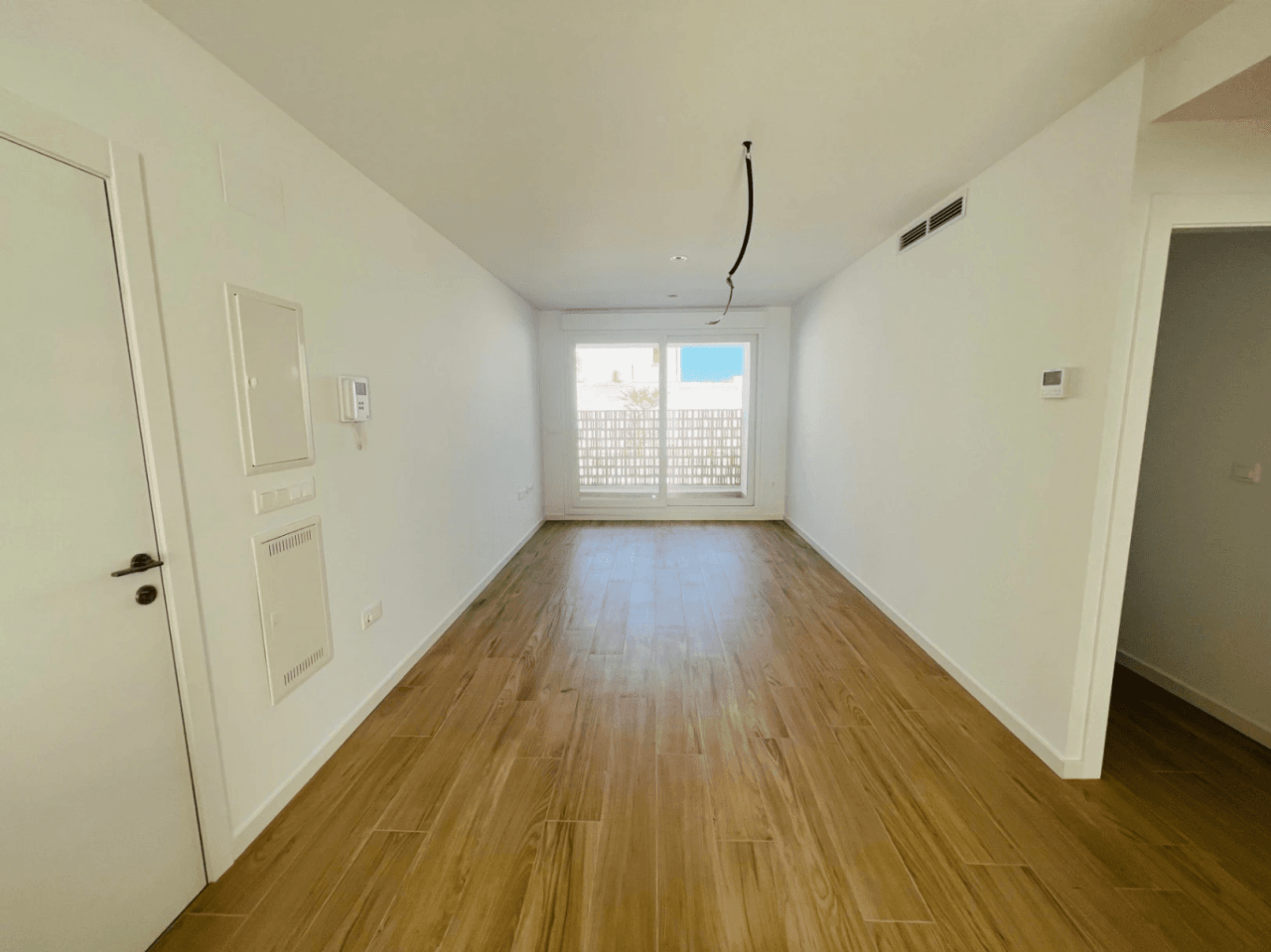 Fantastisch nieuw gebouwde appartement op de begane grond met een ruime patio-terras op het zuiden voor langdurige verhuur in La Xara, Denia, Costa Blanca.