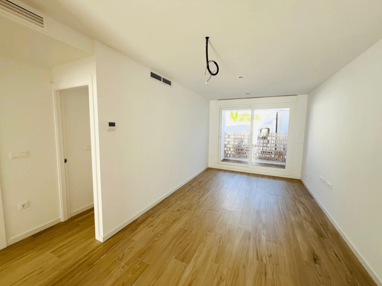 Modern nieuw gebouwde begane grond appartement met een ruim terras op het zuiden voor lange termijn verhuur in La Xara, Denia, Costa Blanca.