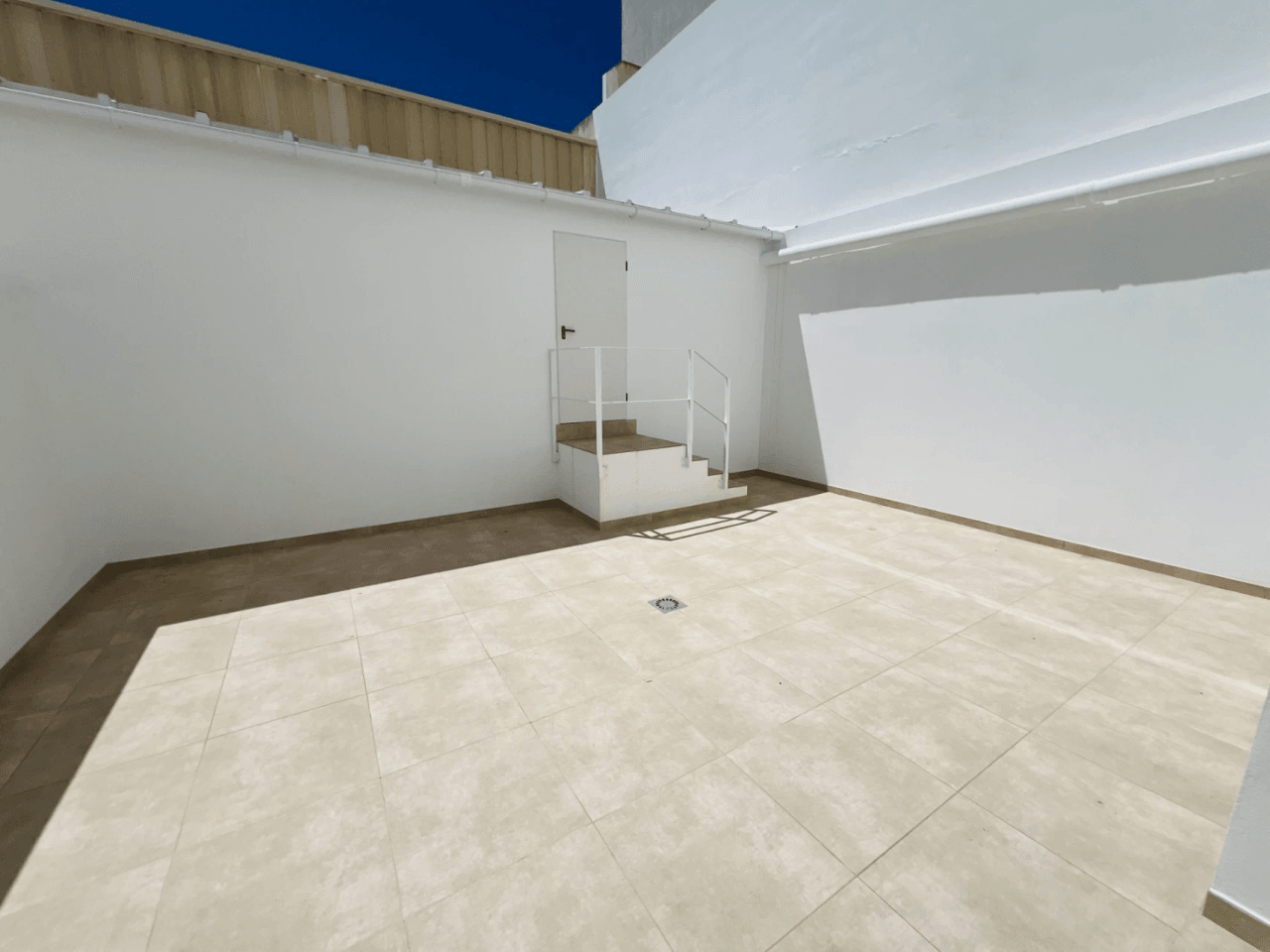Modern nieuw gebouwde begane grond appartement met een ruim terras op het zuiden voor lange termijn verhuur in La Xara, Denia, Costa Blanca.