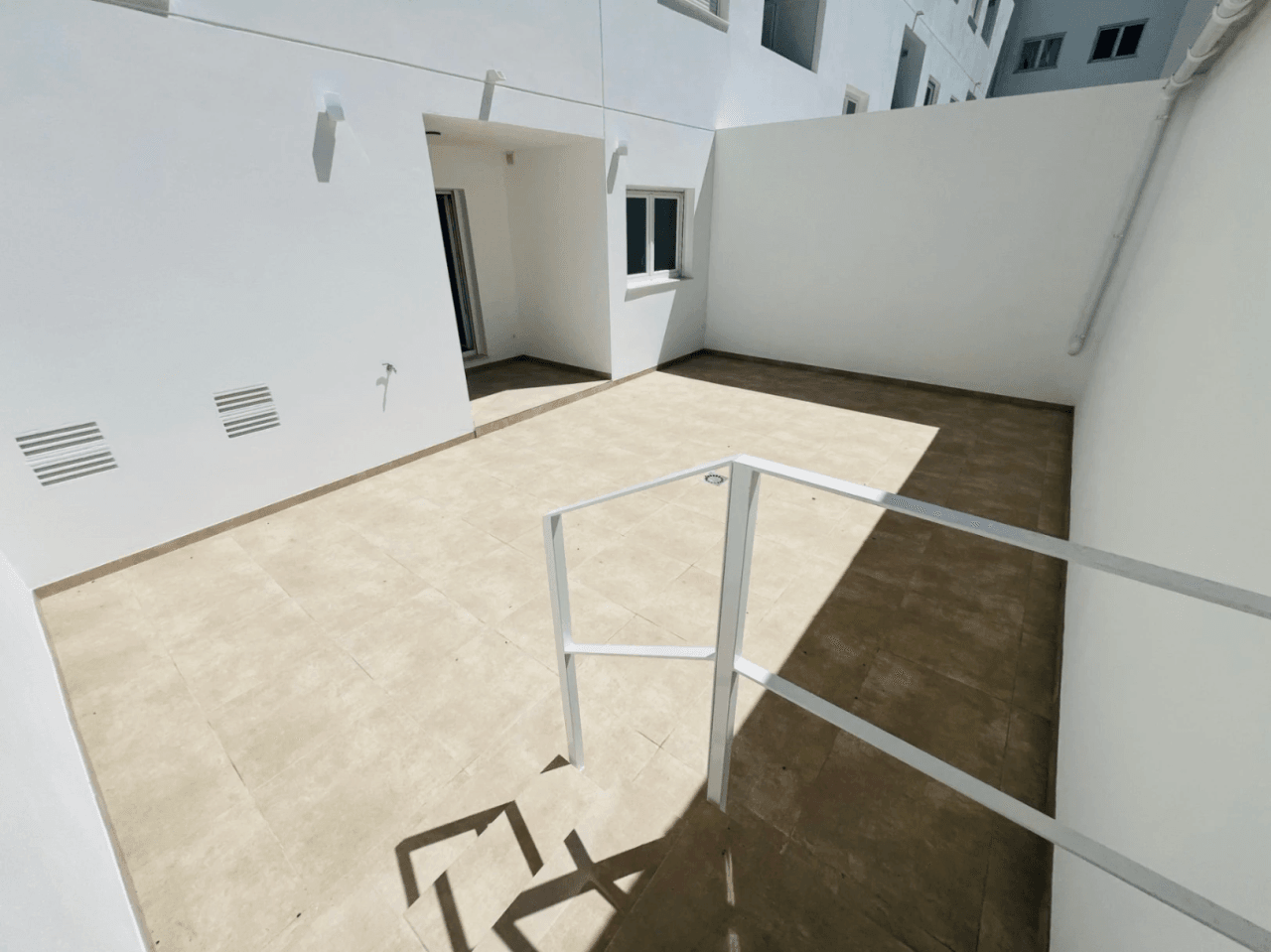 Fantastisch nieuw gebouwde appartement op de begane grond met een ruime patio-terras op het zuiden voor langdurige verhuur in La Xara, Denia, Costa Blanca.