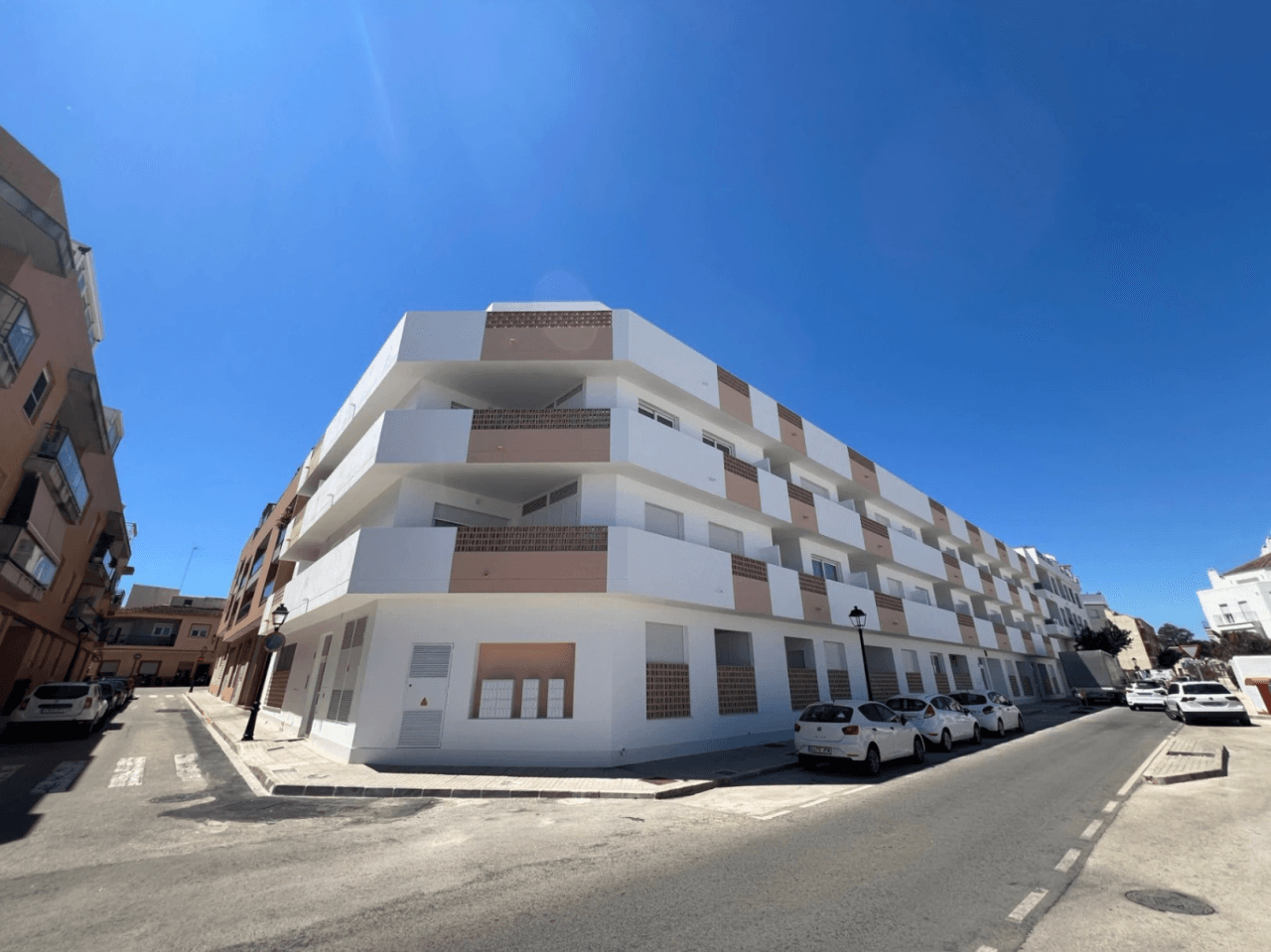 Modern nieuw gebouwde begane grond appartement met een ruim terras op het zuiden voor lange termijn verhuur in La Xara, Denia, Costa Blanca.