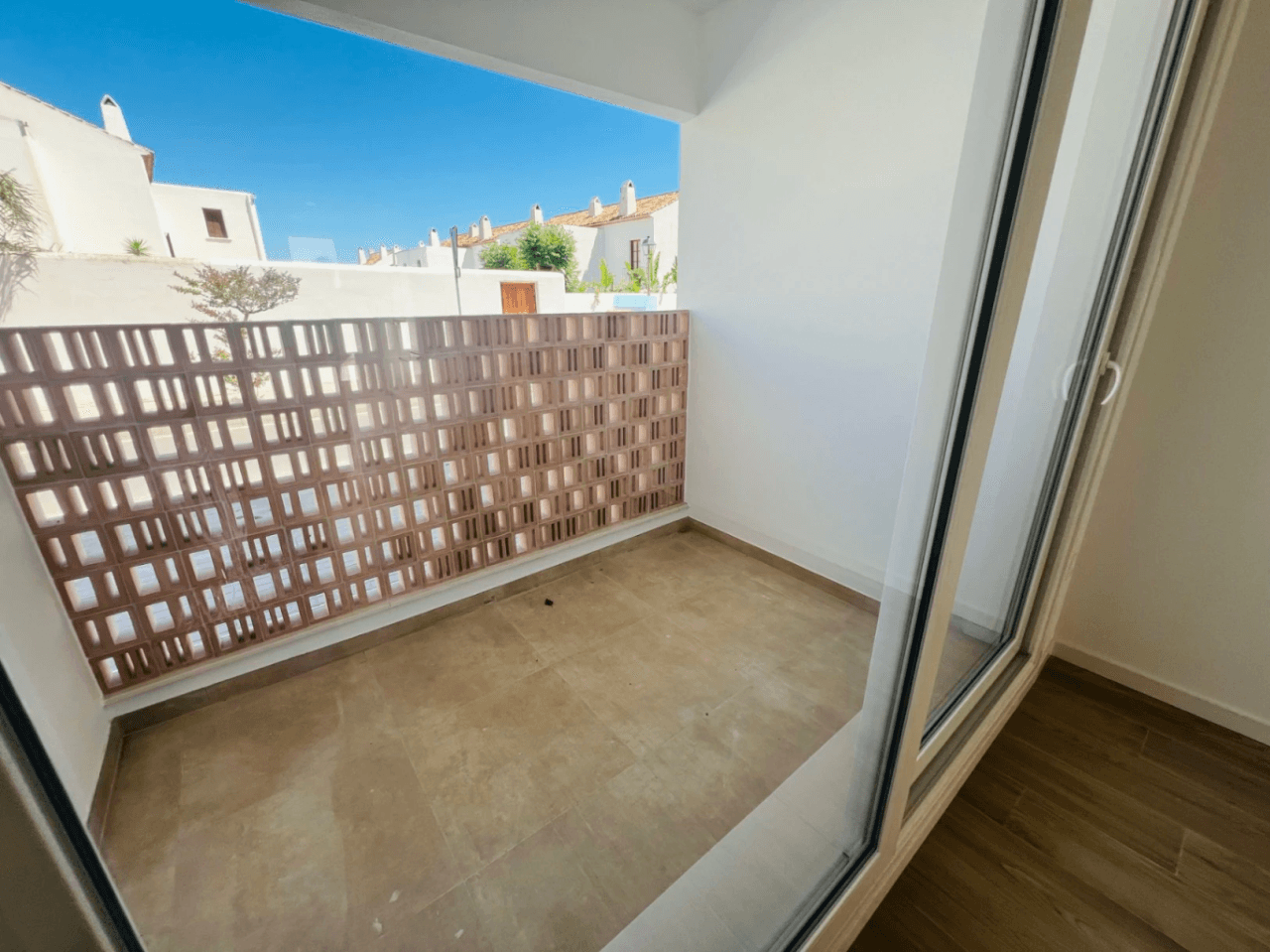 Fantastisch nieuw gebouwde appartement op de begane grond met een ruime patio-terras op het zuiden voor langdurige verhuur in La Xara, Denia, Costa Blanca.
