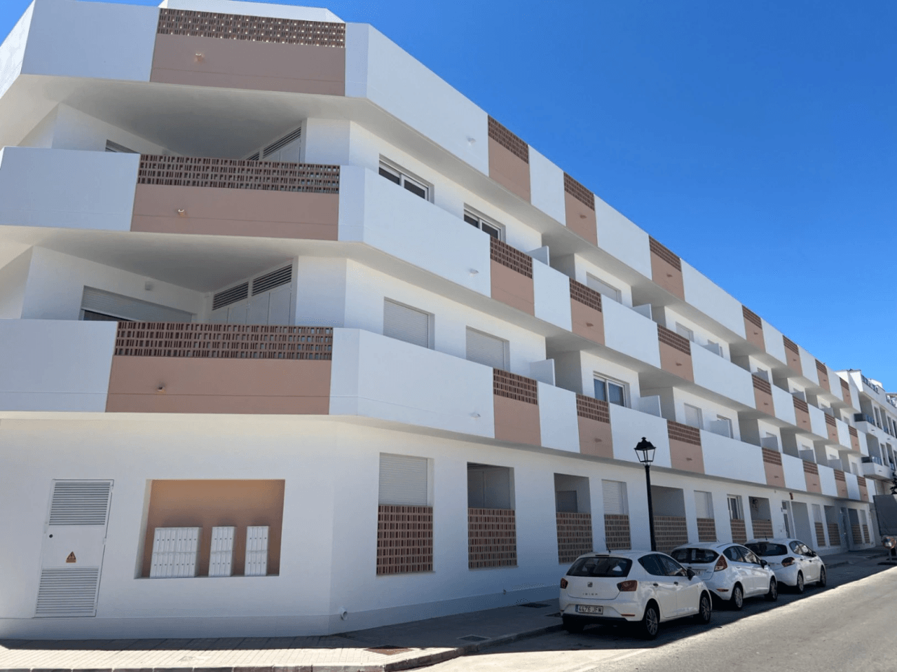 Modern nieuw gebouwde begane grond appartement met een ruim terras op het zuiden voor lange termijn verhuur in La Xara, Denia, Costa Blanca.