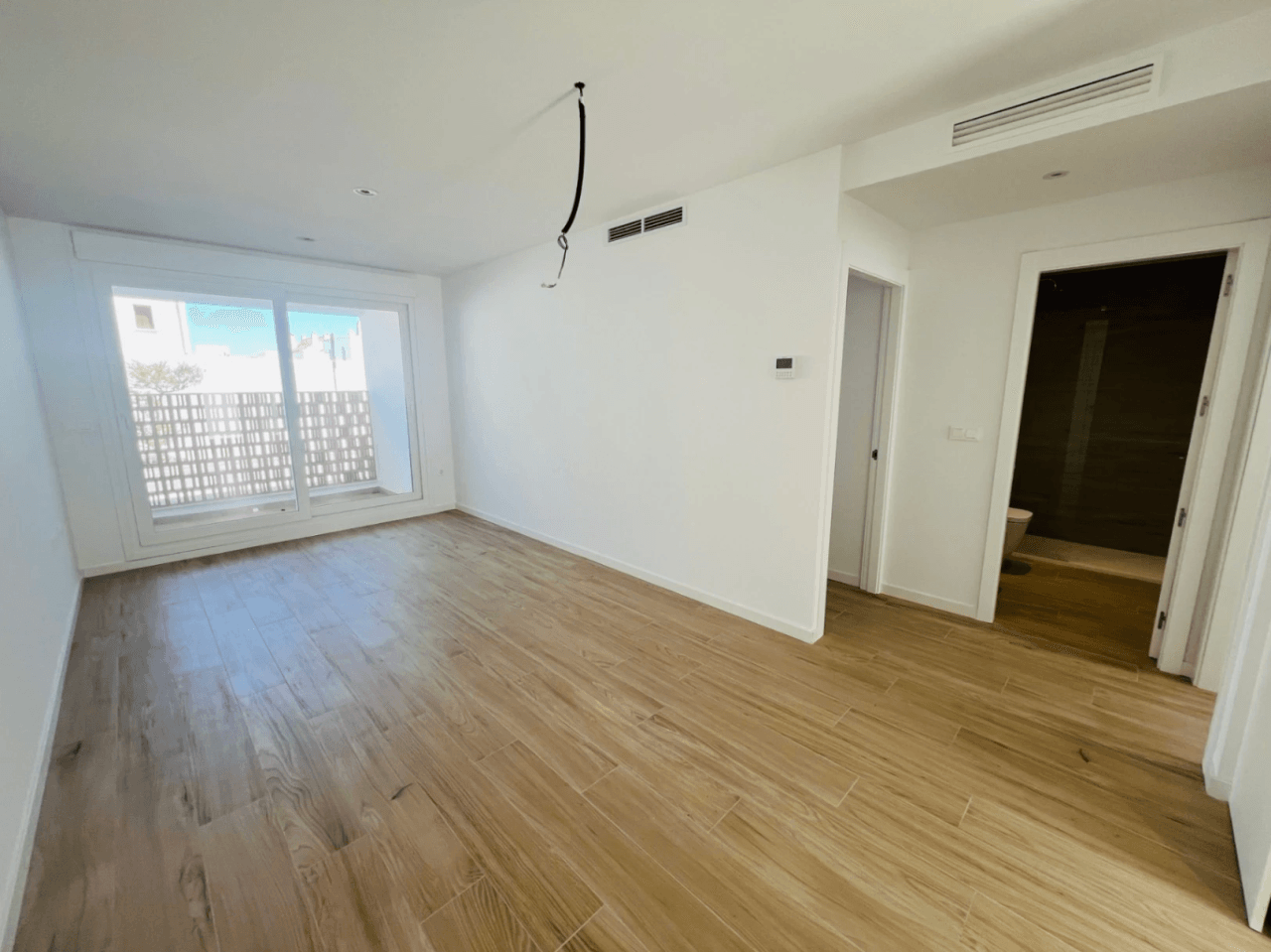 Fantastisch nieuw gebouwde appartement op de begane grond met een ruime patio-terras op het zuiden voor langdurige verhuur in La Xara, Denia, Costa Blanca.