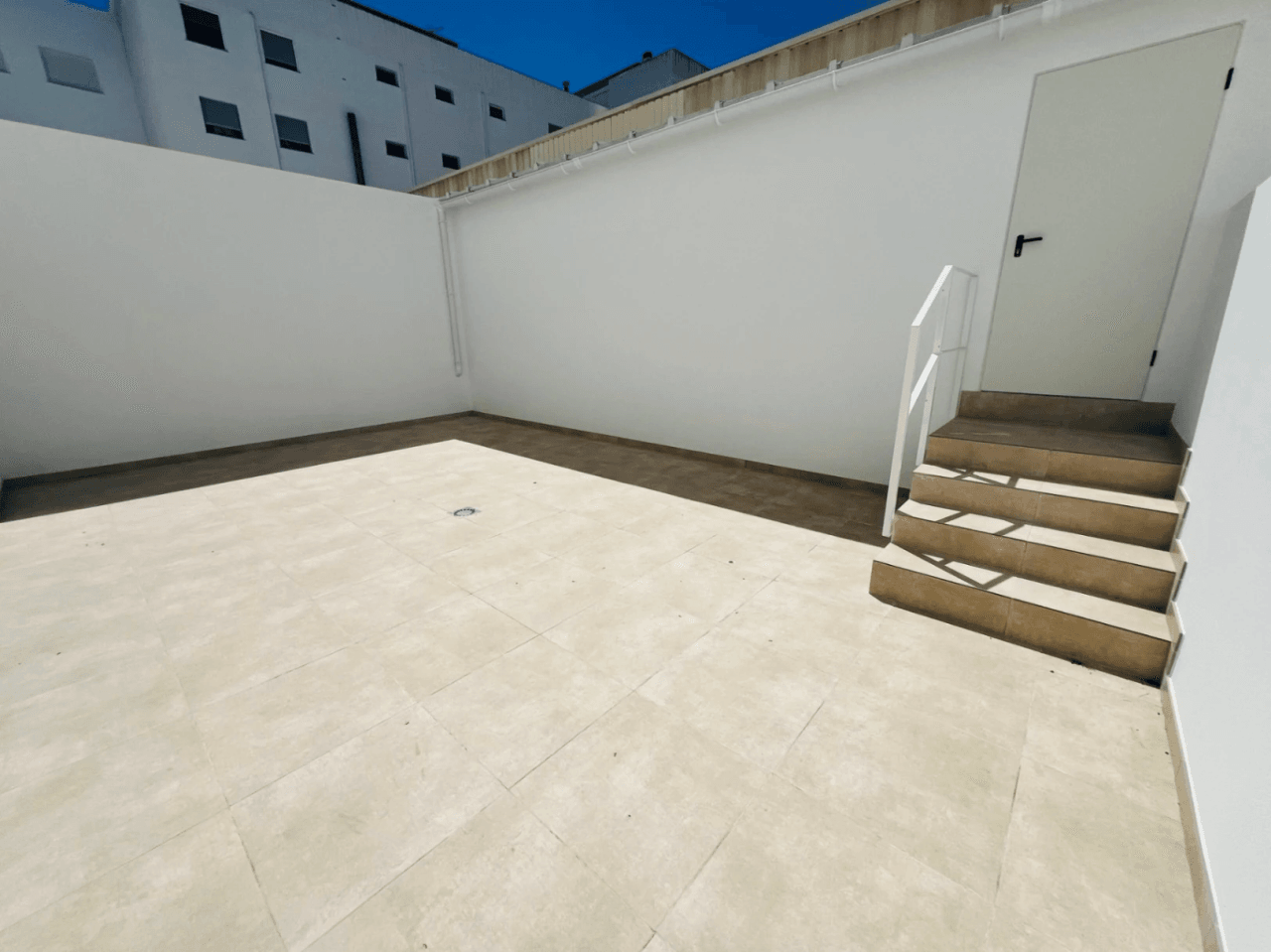 Fantastisch nieuw gebouwde appartement op de begane grond met een ruime patio-terras op het zuiden voor langdurige verhuur in La Xara, Denia, Costa Blanca.
