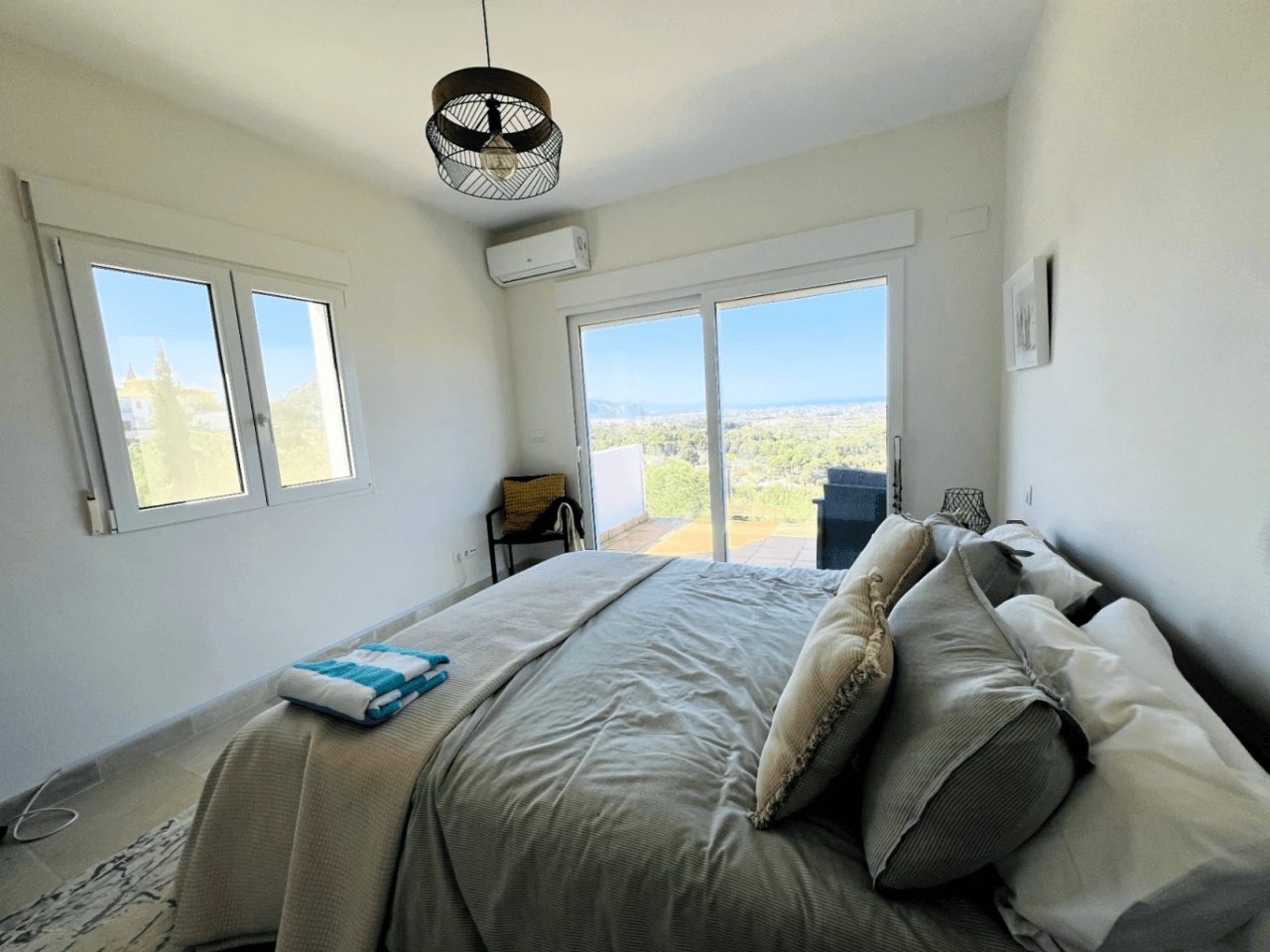 Modern villa with tourist license and sea view in La Sella Golf, Pedreguer, Costa Blanca.