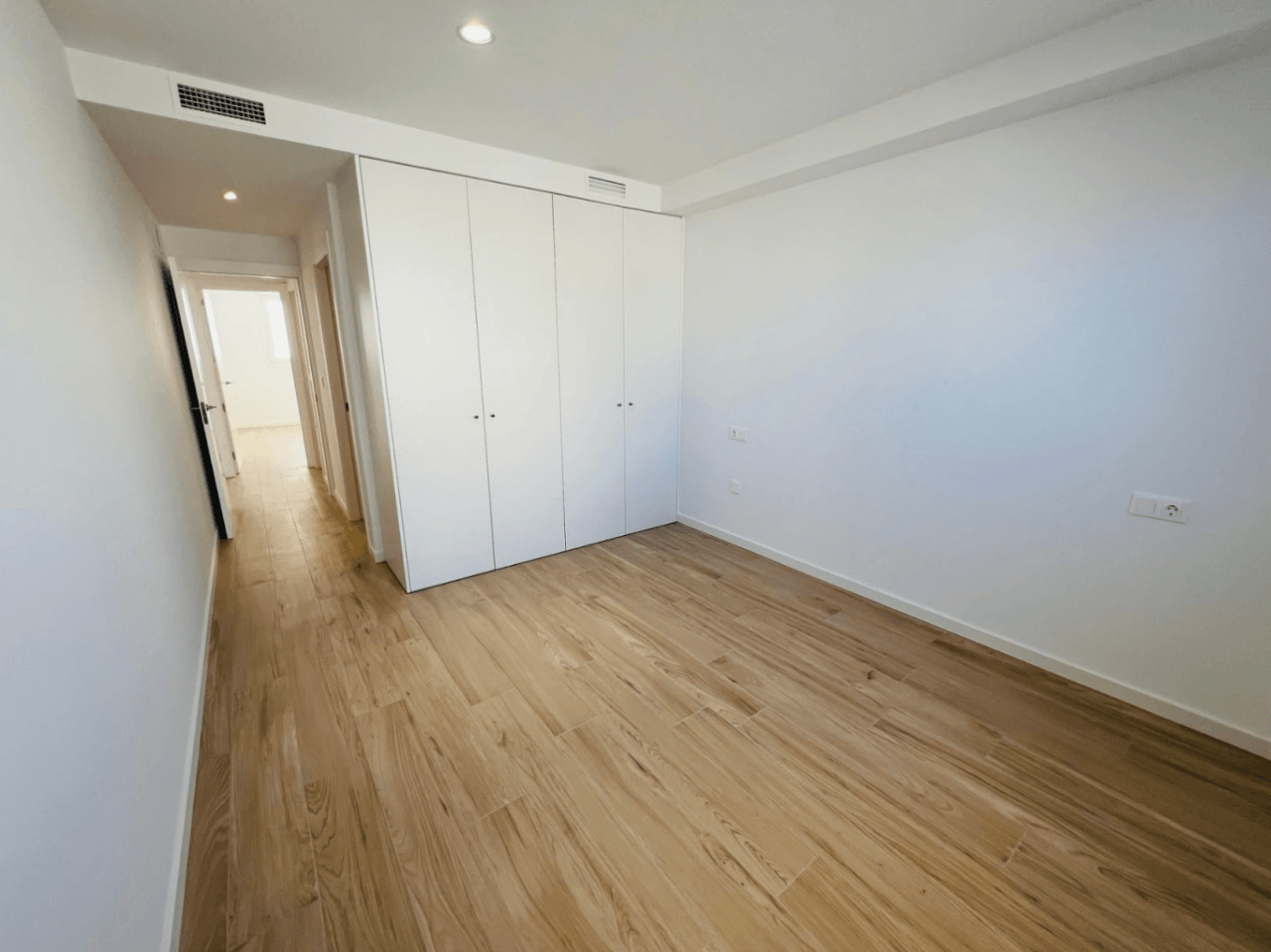 Modern nieuw gebouwde begane grond appartement met een ruim terras op het zuiden voor lange termijn verhuur in La Xara, Denia, Costa Blanca.
