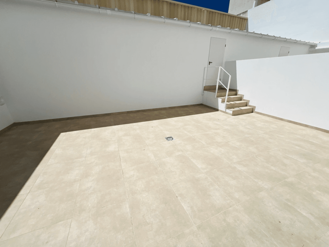 Fantastisch nieuw gebouwde appartement op de begane grond met een ruime patio-terras op het zuiden voor langdurige verhuur in La Xara, Denia, Costa Blanca.