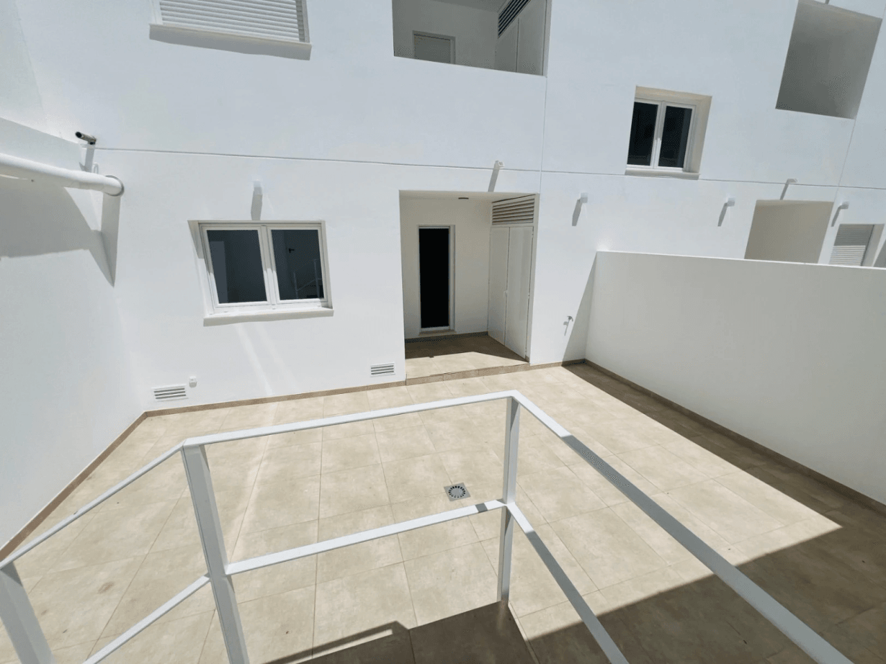 Modern nieuw gebouwde begane grond appartement met een ruim terras op het zuiden voor lange termijn verhuur in La Xara, Denia, Costa Blanca.