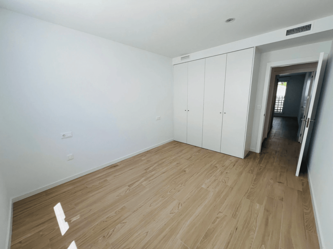 Modern nieuw gebouwde begane grond appartement met een ruim terras op het zuiden voor lange termijn verhuur in La Xara, Denia, Costa Blanca.