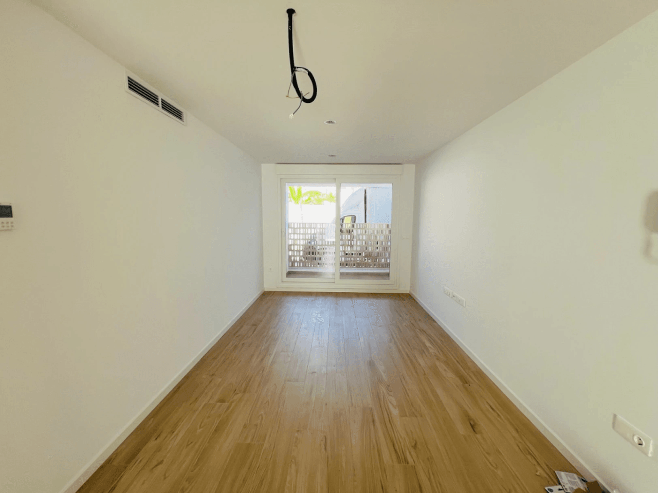 Modern nieuw gebouwde begane grond appartement met een ruim terras op het zuiden voor lange termijn verhuur in La Xara, Denia, Costa Blanca.