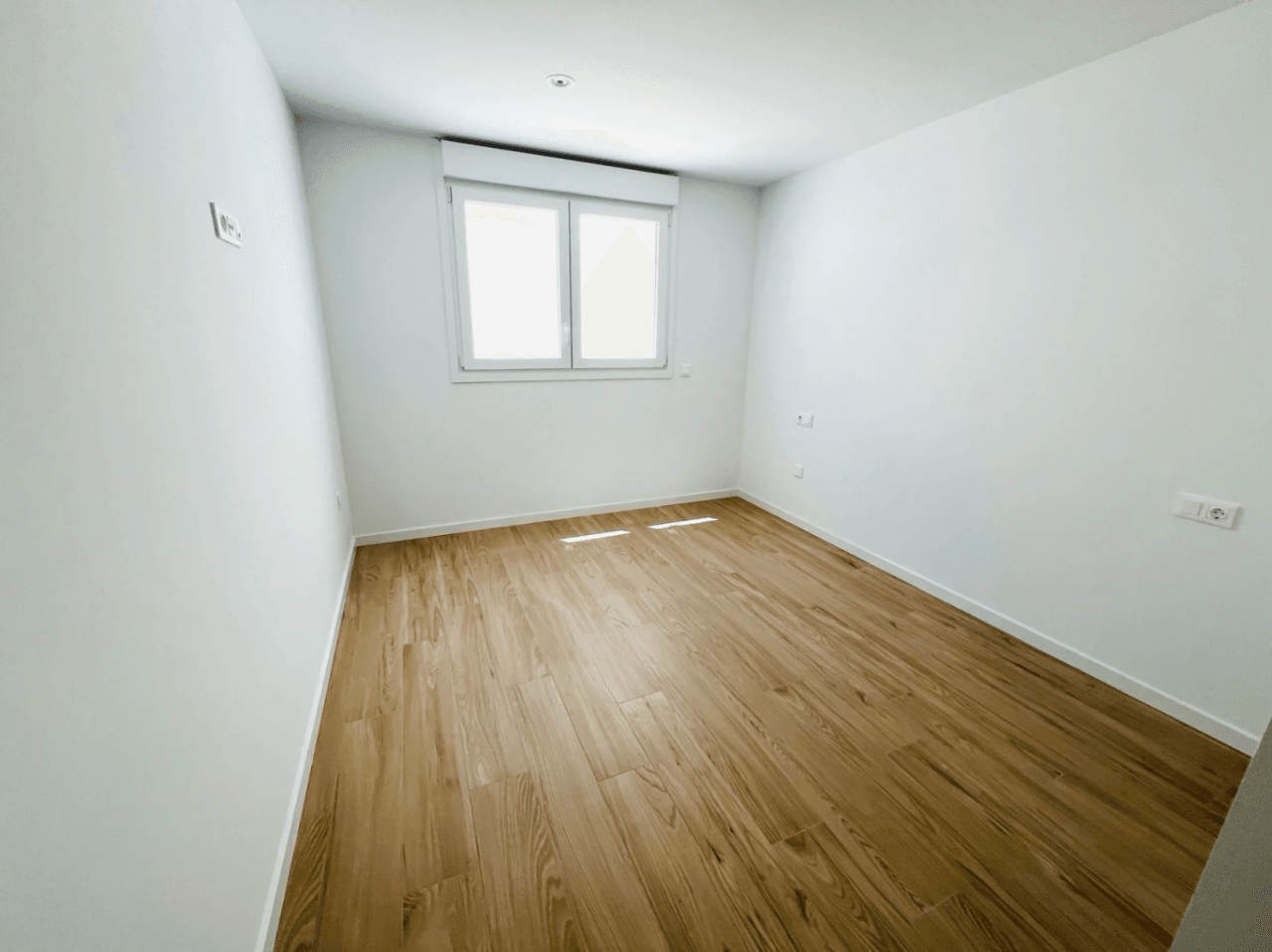 Modern nieuw gebouwde begane grond appartement met een ruim terras op het zuiden voor lange termijn verhuur in La Xara, Denia, Costa Blanca.