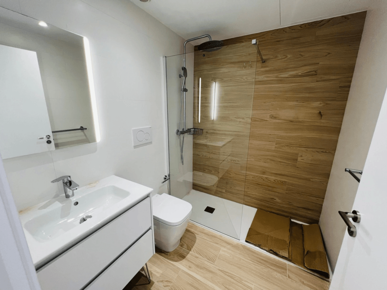Modern nieuw gebouwde begane grond appartement met een ruim terras op het zuiden voor lange termijn verhuur in La Xara, Denia, Costa Blanca.
