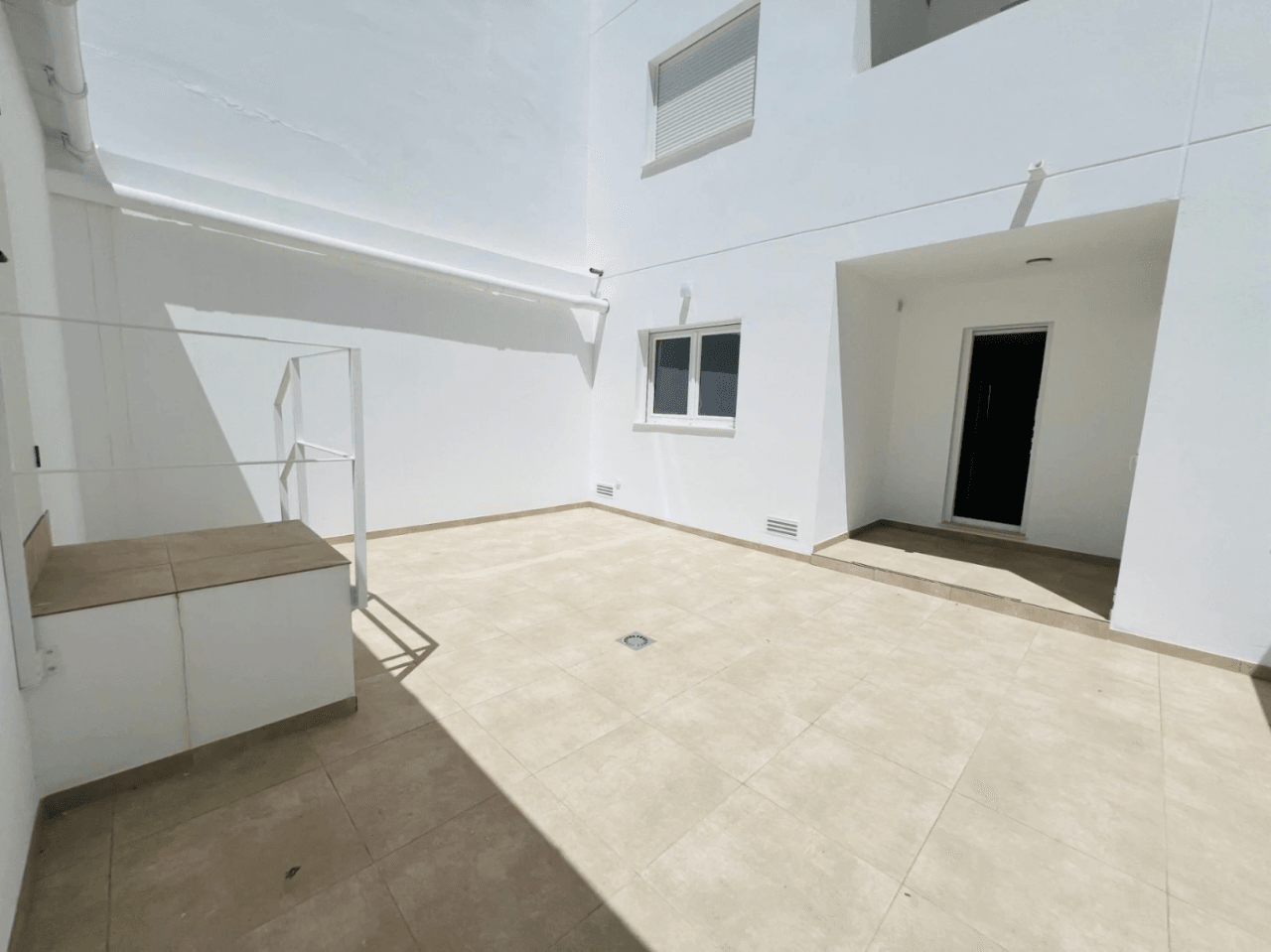 Modern nieuw gebouwde begane grond appartement met een ruim terras op het zuiden voor lange termijn verhuur in La Xara, Denia, Costa Blanca.