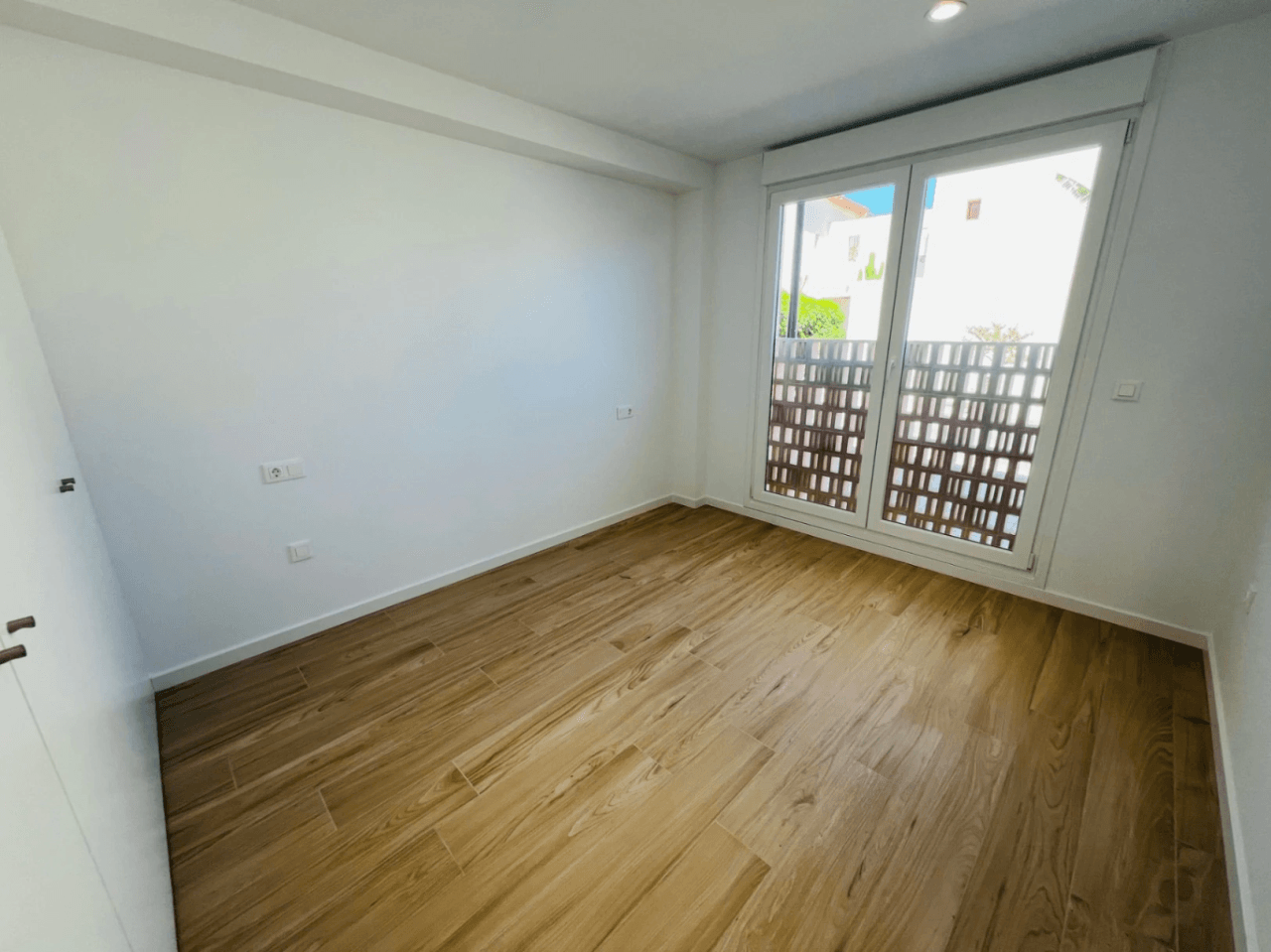 Modern nieuw gebouwde begane grond appartement met een ruim terras op het zuiden voor lange termijn verhuur in La Xara, Denia, Costa Blanca.