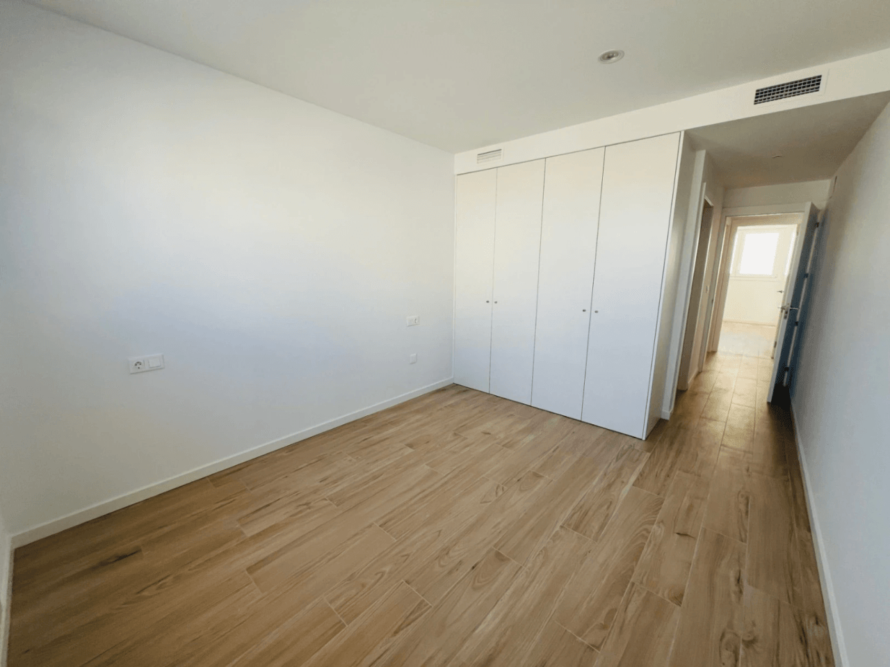 Fantastisch nieuw gebouwde appartement op de begane grond met een ruime patio-terras op het zuiden voor langdurige verhuur in La Xara, Denia, Costa Blanca.