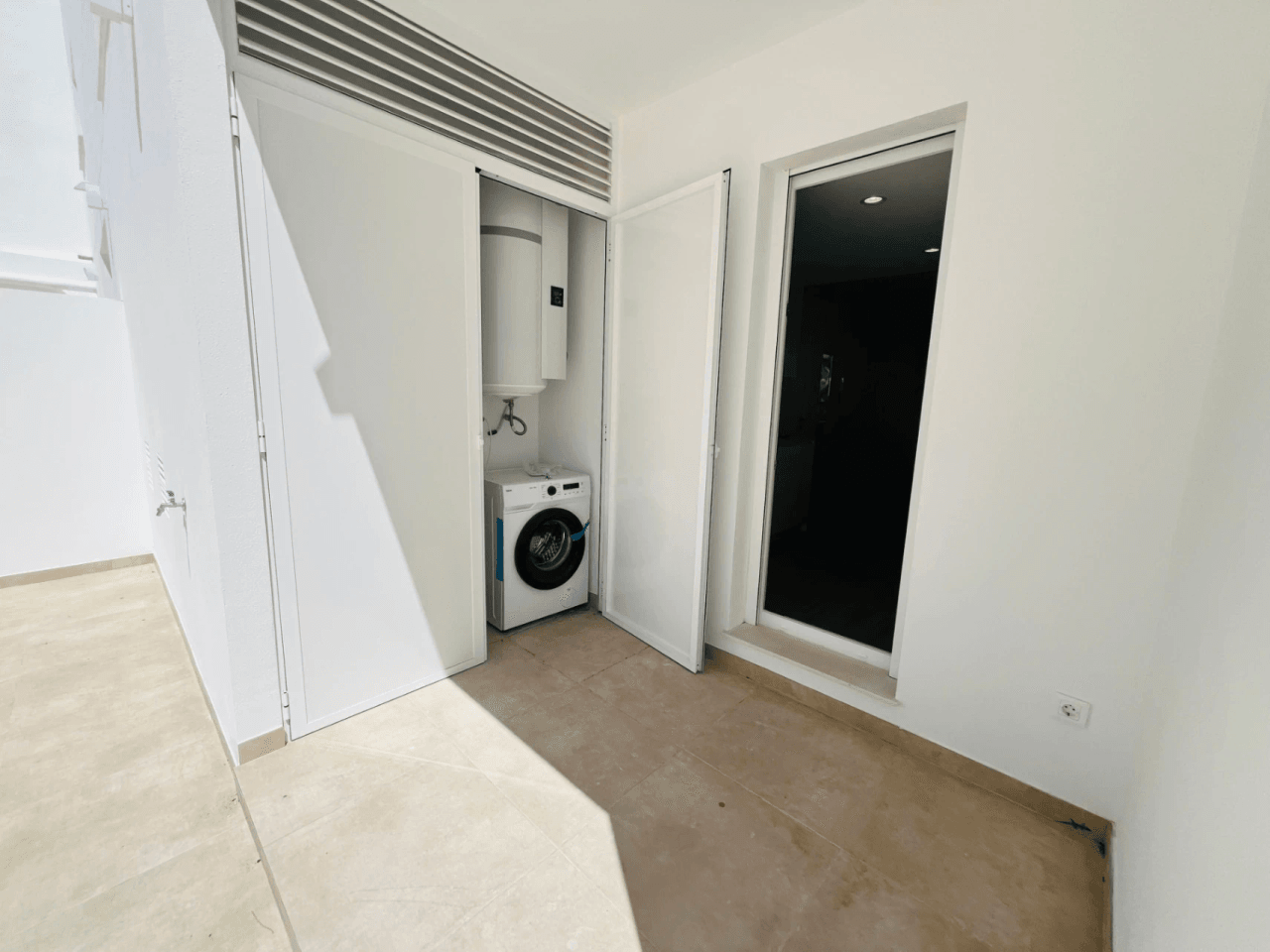Fantastisch nieuw gebouwde appartement op de begane grond met een ruime patio-terras op het zuiden voor langdurige verhuur in La Xara, Denia, Costa Blanca.