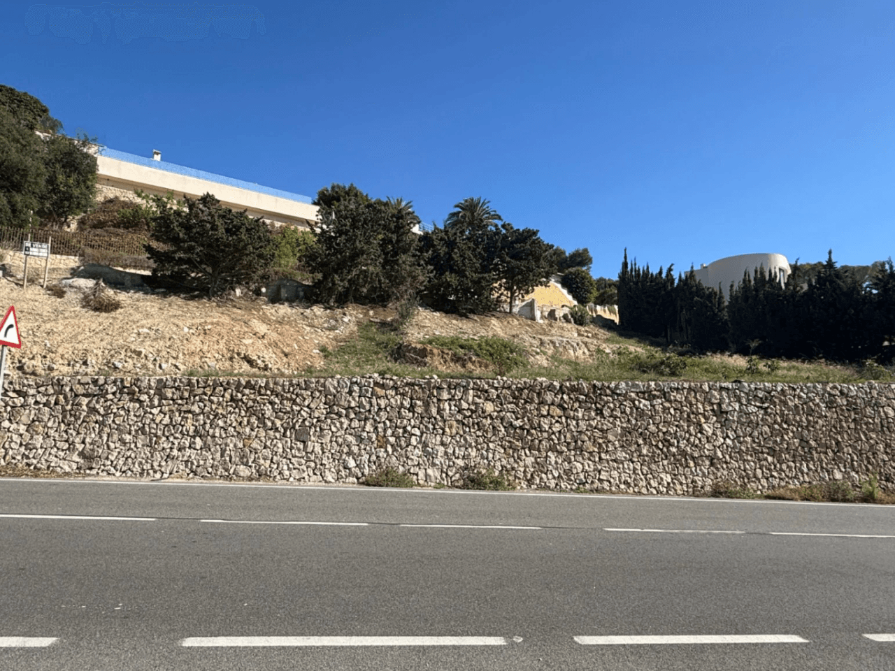 Riant perceel met zeezicht te koop in Benissa