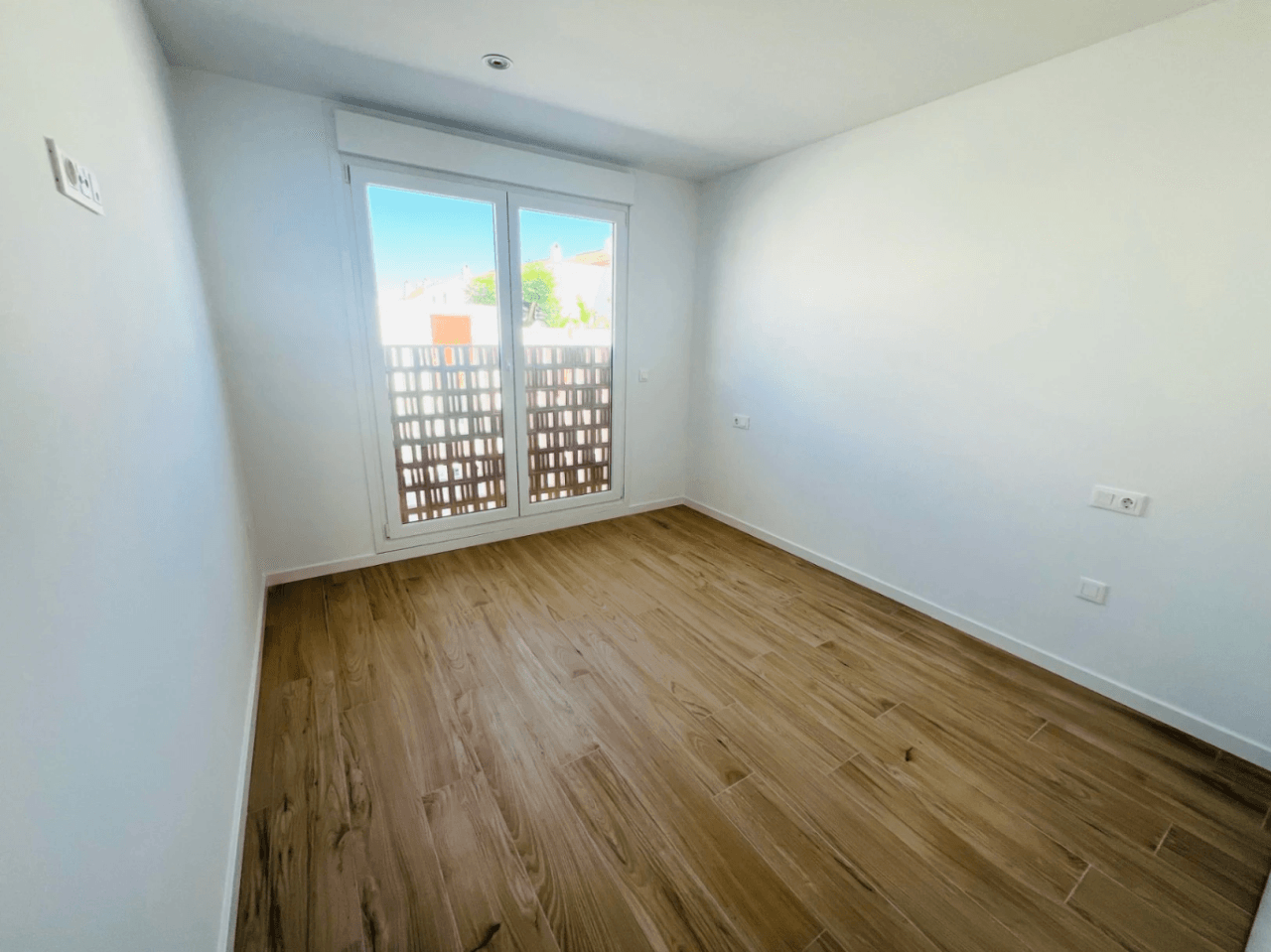 Fantastisch nieuw gebouwde appartement op de begane grond met een ruime patio-terras op het zuiden voor langdurige verhuur in La Xara, Denia, Costa Blanca.