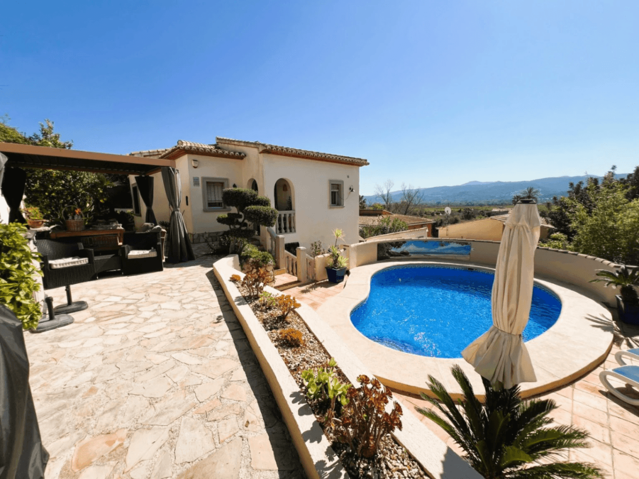 Prachtige villa met 3 slaapkamers, omgeven door de natuur en met uitzicht op bergen, te koop in Tormos, Orba Valley, Costa Blanca.
