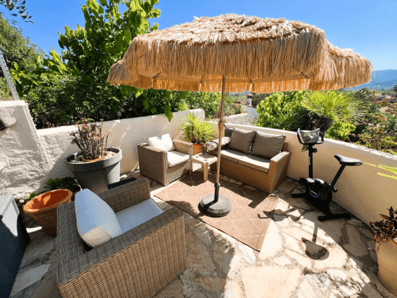 Prachtige villa met 3 slaapkamers, omgeven door de natuur en met uitzicht op bergen, te koop in Tormos, Orba Valley, Costa Blanca.