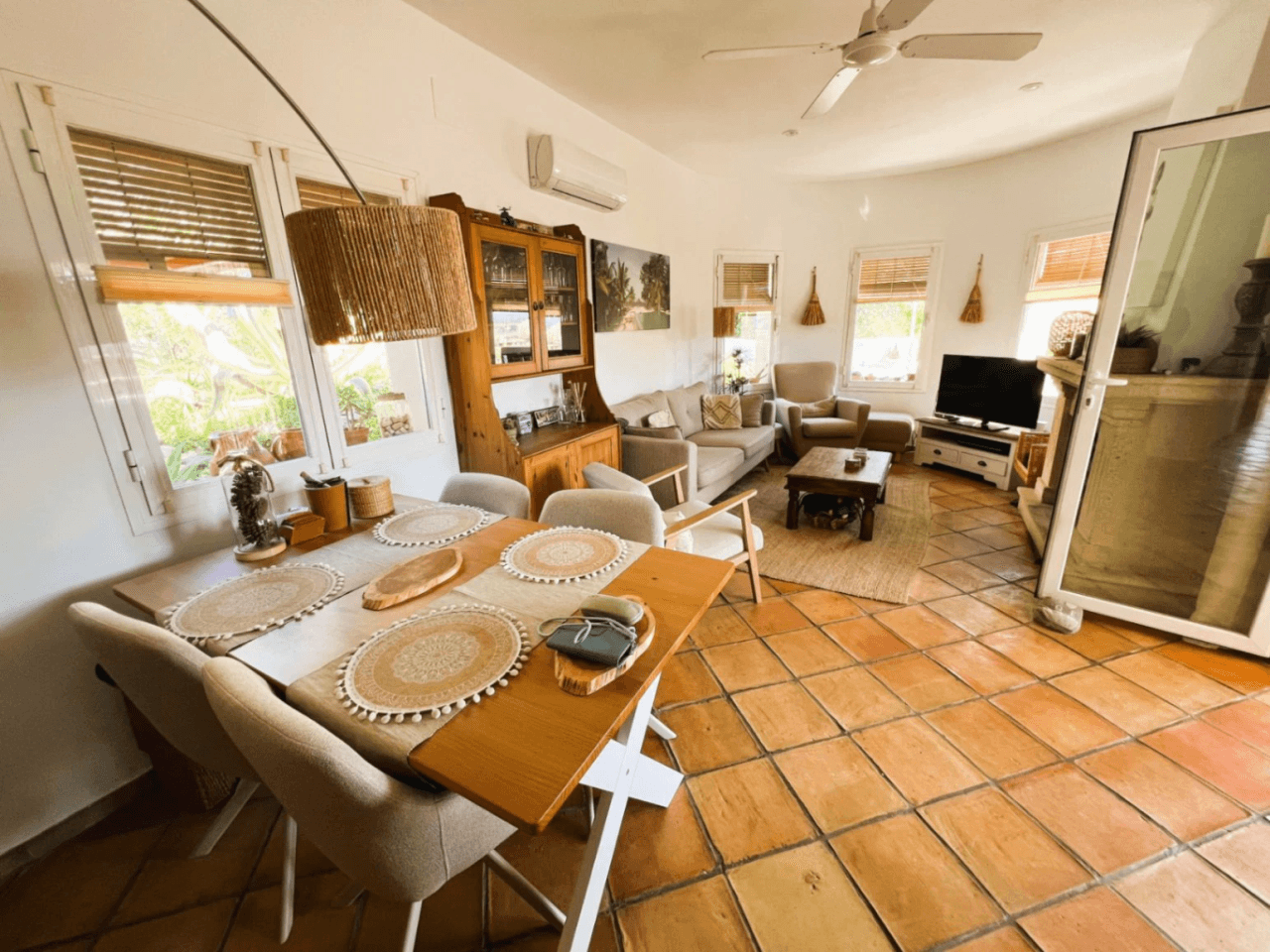 Prachtige villa met 3 slaapkamers, omgeven door de natuur en met uitzicht op bergen, te koop in Tormos, Orba Valley, Costa Blanca.