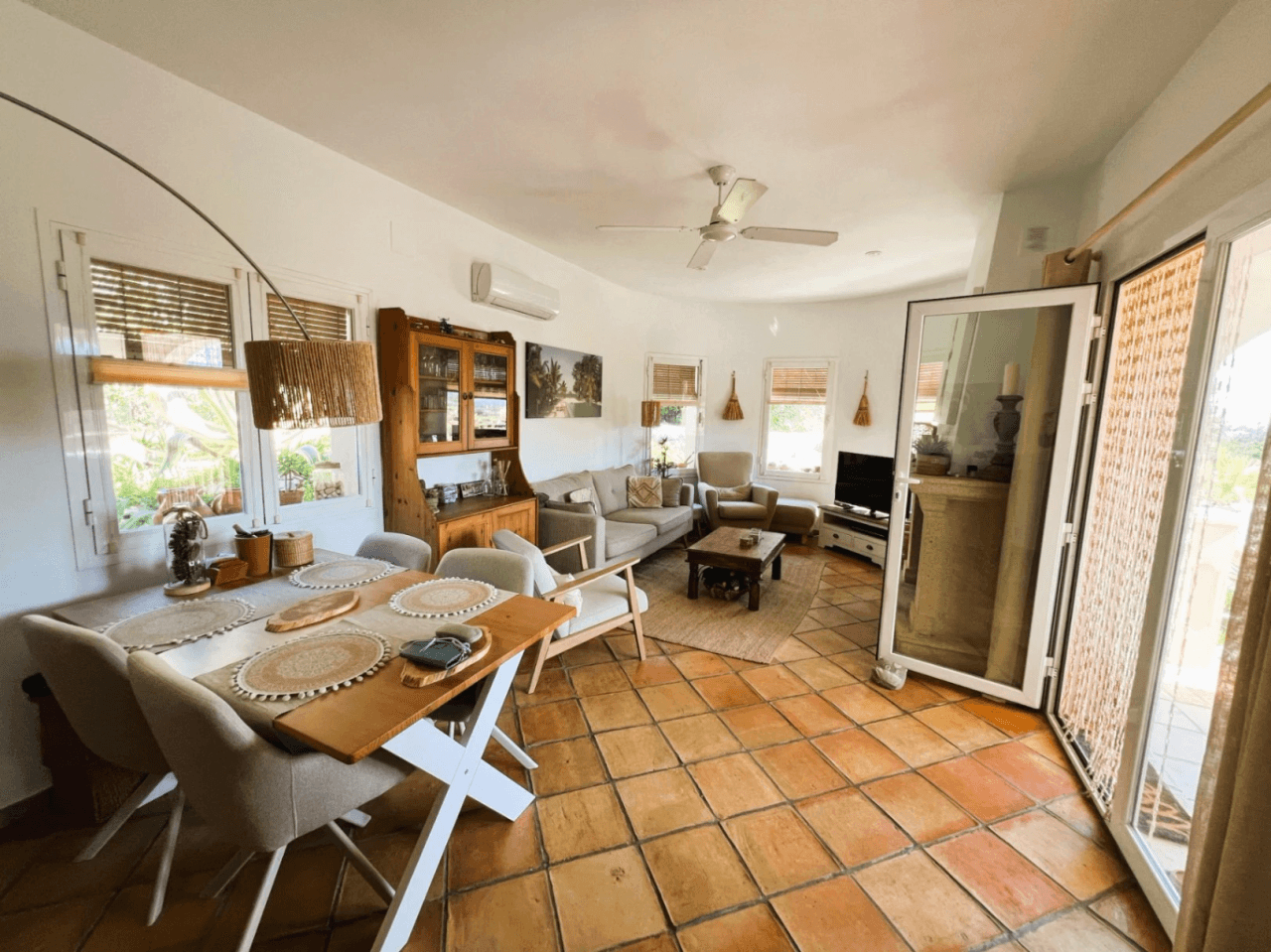 Prachtige villa met 3 slaapkamers, omgeven door de natuur en met uitzicht op bergen, te koop in Tormos, Orba Valley, Costa Blanca.