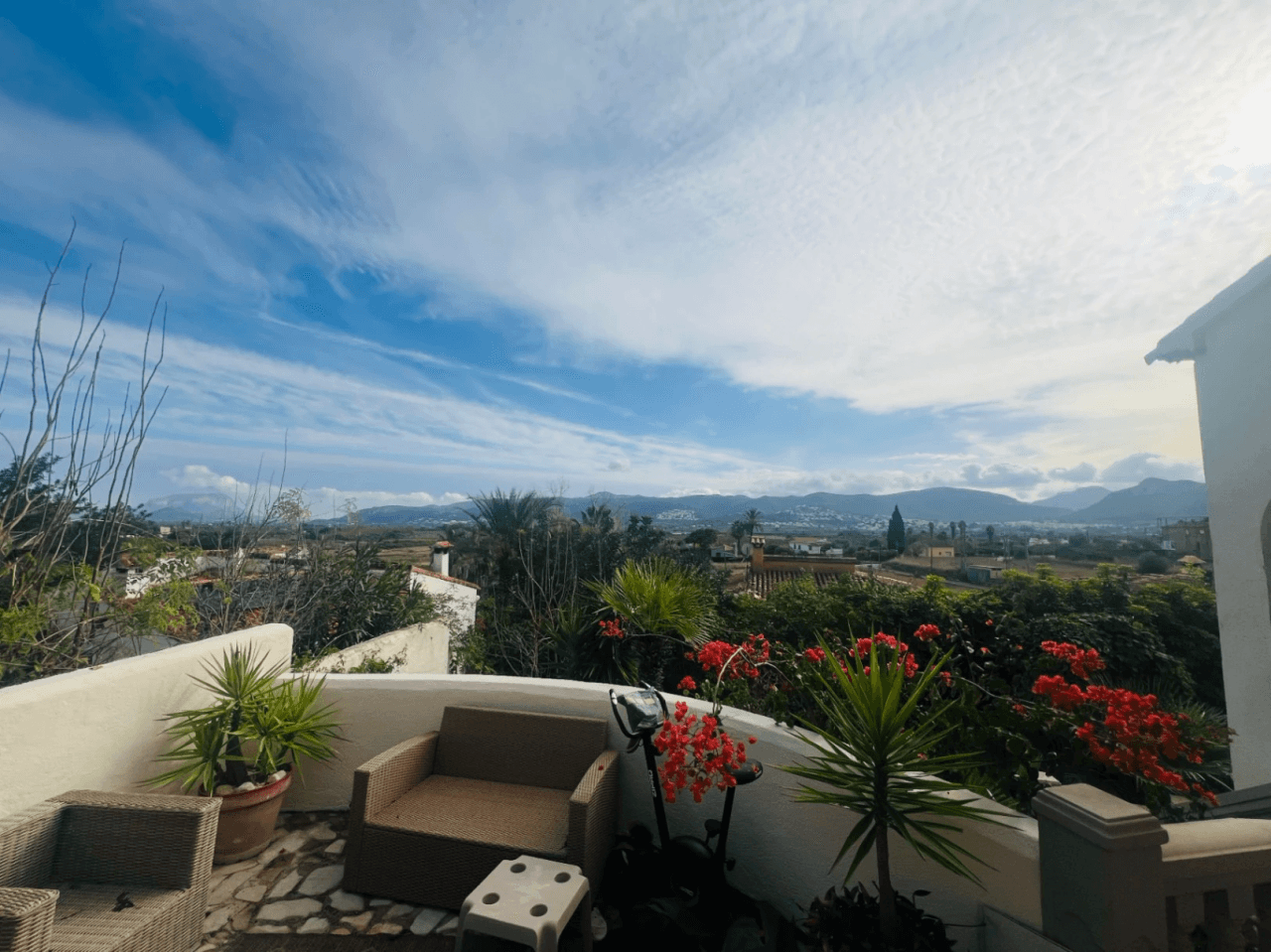 Prachtige villa met 3 slaapkamers, omgeven door de natuur en met uitzicht op bergen, te koop in Tormos, Orba Valley, Costa Blanca.