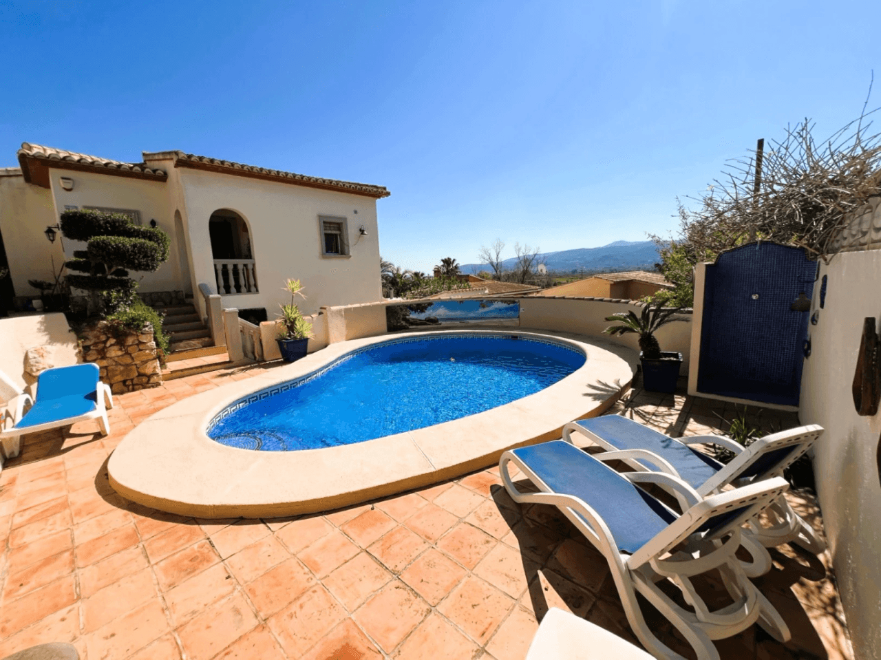Prachtige villa met 3 slaapkamers, omgeven door de natuur en met uitzicht op bergen, te koop in Tormos, Orba Valley, Costa Blanca.