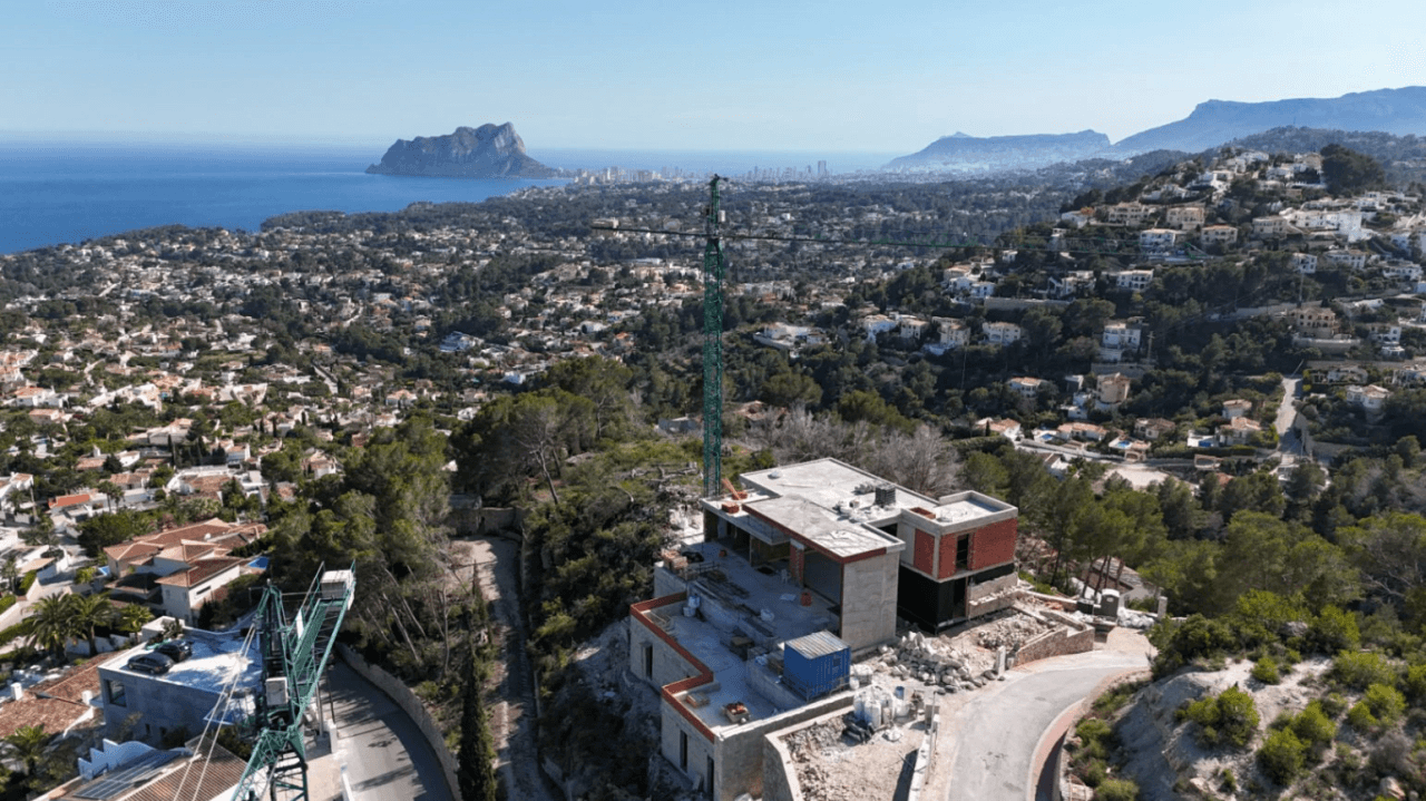 Luxe villa met 180 graden uitzicht op Moraira en Calpe, de perfecte symmetrie van de mediterrane horizon, te koop in Fanadix, Benissa, Costa Blanca.