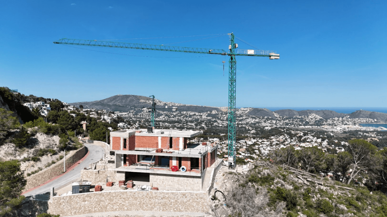 Luxe villa met 180 graden uitzicht op Moraira en Calpe, de perfecte symmetrie van de mediterrane horizon, te koop in Fanadix, Benissa, Costa Blanca.