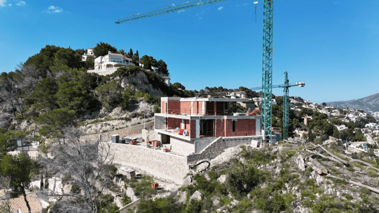 Luxe villa met 180 graden uitzicht op Moraira en Calpe, de perfecte symmetrie van de mediterrane horizon, te koop in Fanadix, Benissa, Costa Blanca.