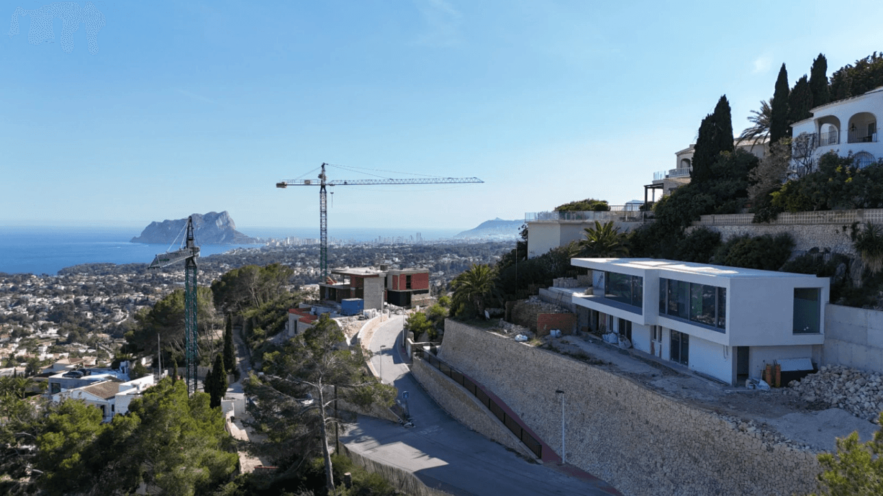 Luxe villa met 180 graden uitzicht op Moraira en Calpe, de perfecte symmetrie van de mediterrane horizon, te koop in Fanadix, Benissa, Costa Blanca.