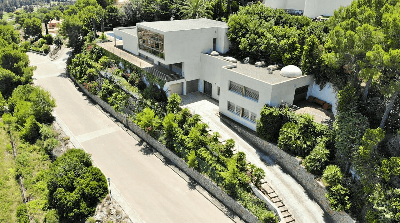 Een uitzonderlijke villa met een uniek ontwerp en op een prachtige locatie te koop in de Sella Golf, Pedreguer, Costa Blanca.