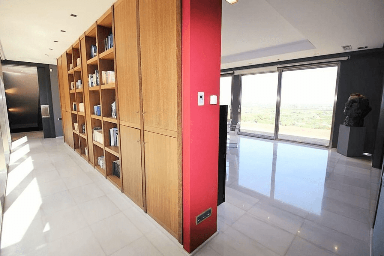 Een uitzonderlijke villa met een uniek ontwerp en op een prachtige locatie te koop in de Sella Golf, Pedreguer, Costa Blanca.