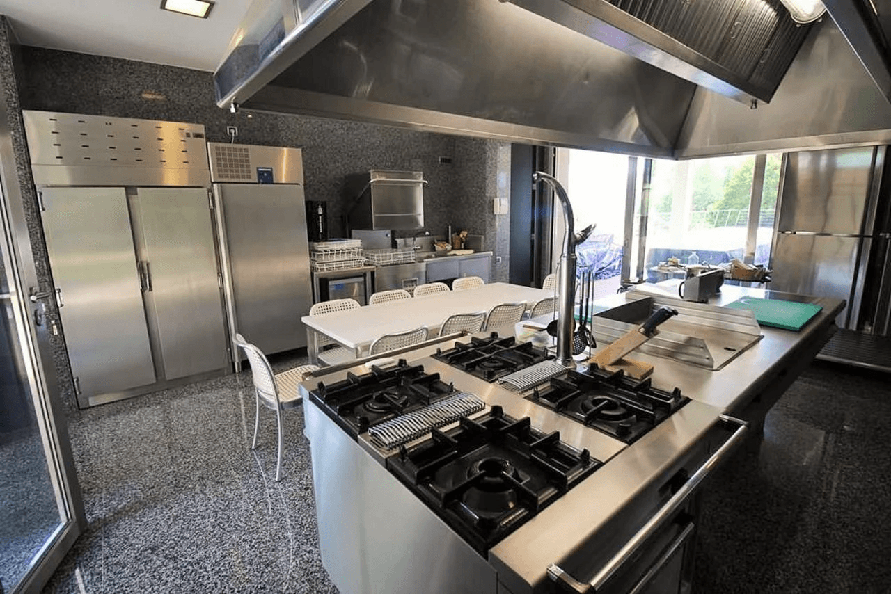Een uitzonderlijke villa met een uniek ontwerp en op een prachtige locatie te koop in de Sella Golf, Pedreguer, Costa Blanca.