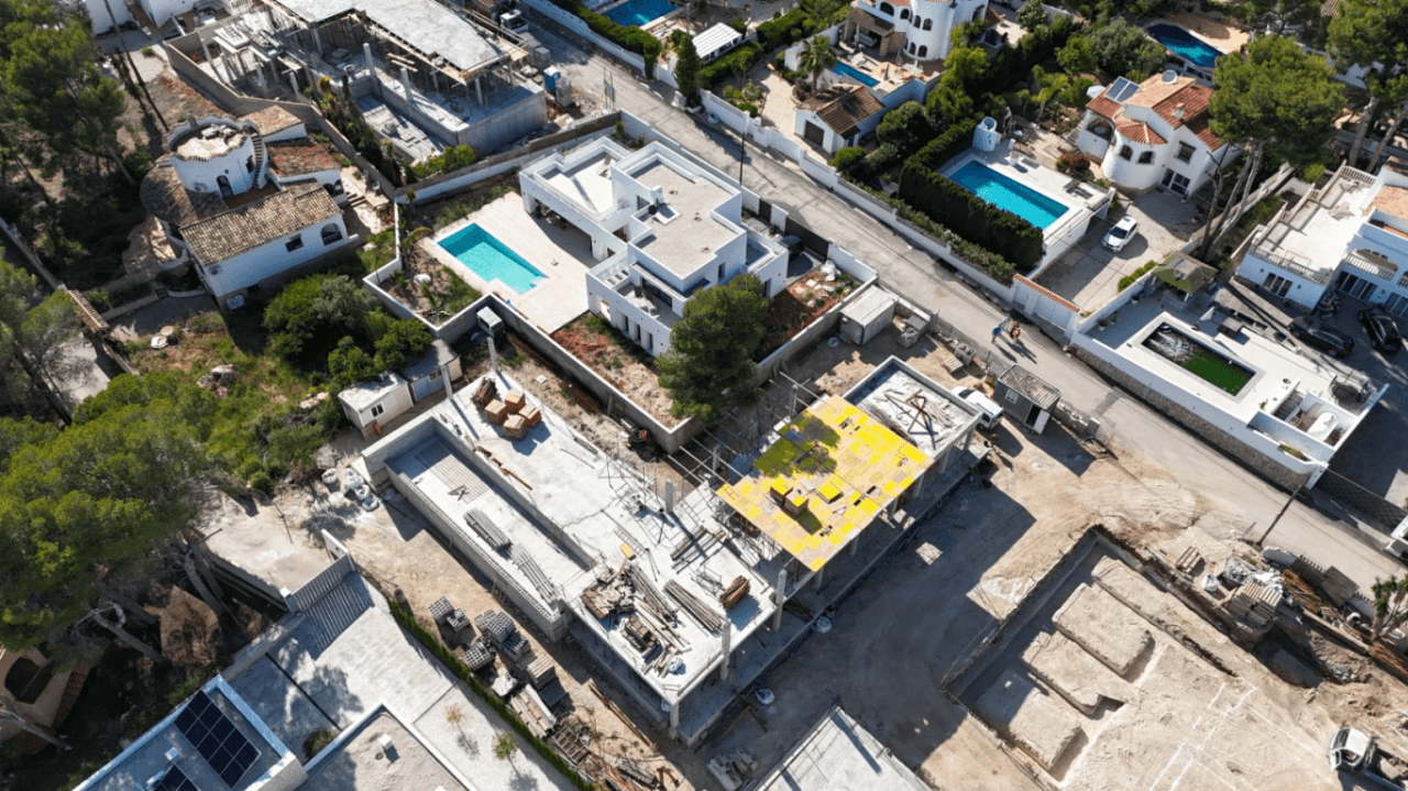 Villa luxueuse au design exclusif offrant modernité et Méditerranée à ses pieds, située à Moraira, Costa Blanca.