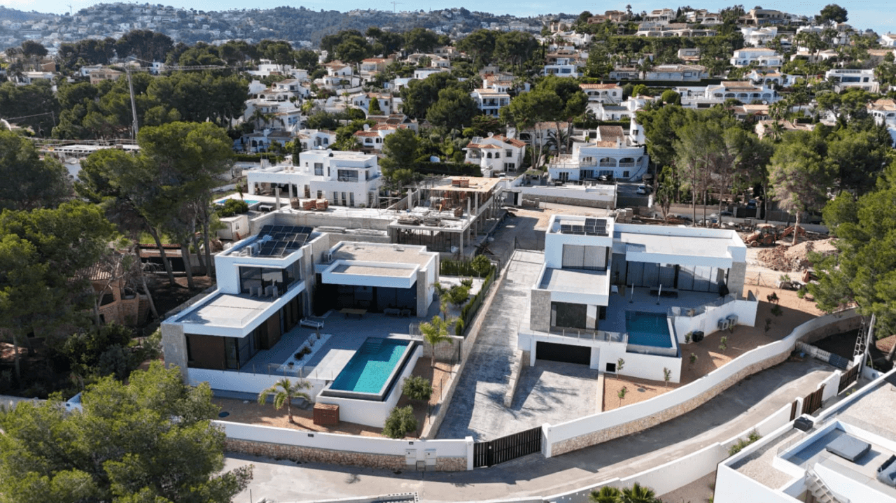 Villa luxueuse au design exclusif offrant modernité et Méditerranée à ses pieds, située à Moraira, Costa Blanca.