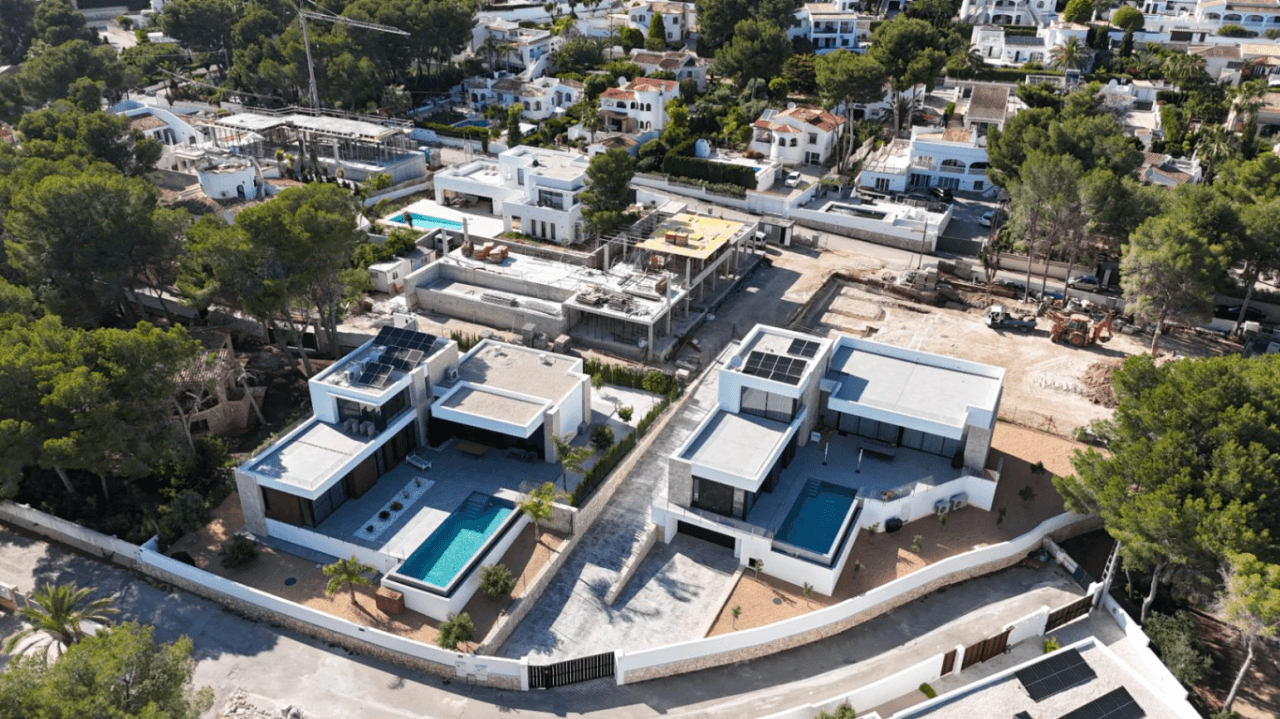 Villa luxueuse au design exclusif offrant modernité et Méditerranée à ses pieds, située à Moraira, Costa Blanca.